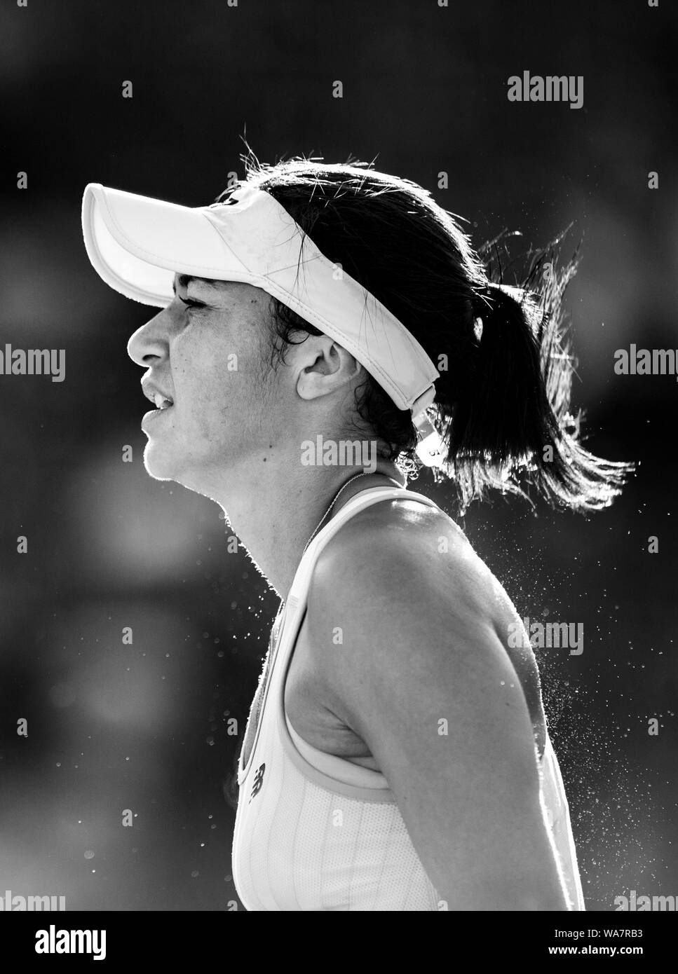 Heather Watson de Gran Bretaña sudoración durante el tiempo caliente durante el partido con Varvara Lepchenko de USA. Aegon International 2015, Eastbourne, Inglaterra. Foto de stock