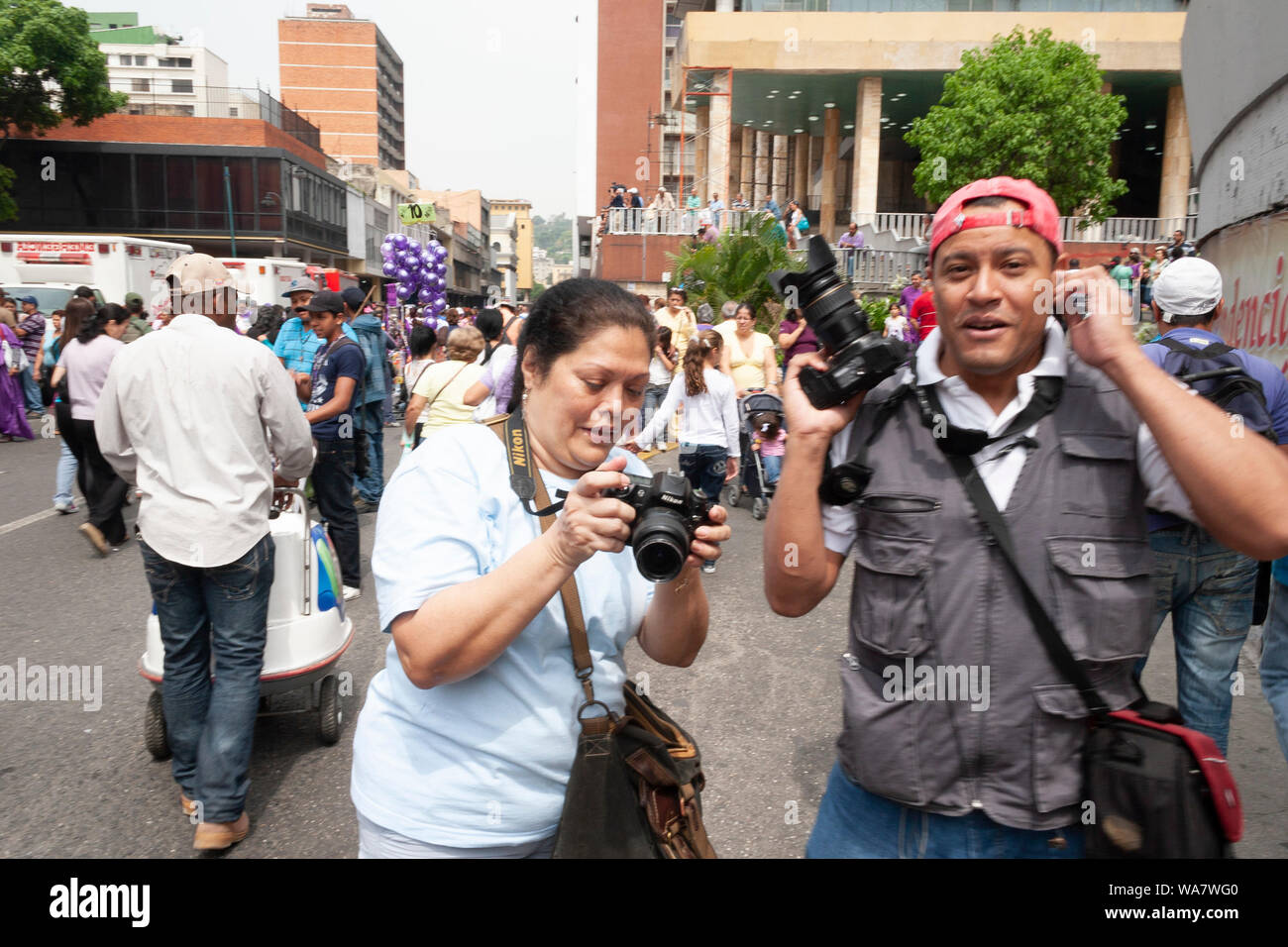 Caracas,Venezuela. Fotógrafos paseando y tomando fotos en la calle en una  celebración de la Pascua, en el que las personas se visten trajes de  púrpura Fotografía de stock - Alamy