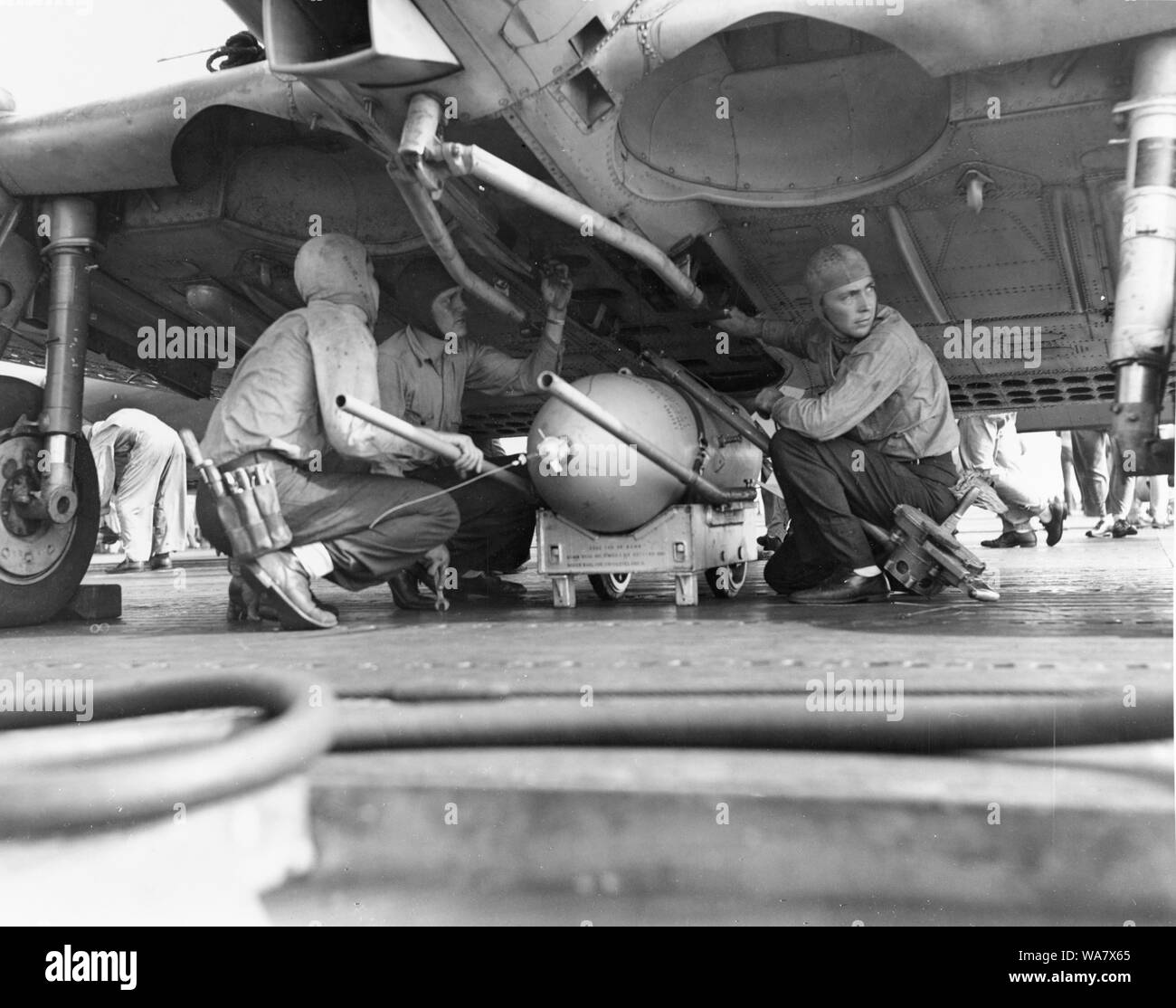 Invasión de Guadalcanal, agosto de 1942. Escuadrón de Escultismo Ordnancemen seis (VS-6) cargar una bomba de demolición de 500 libras sobre un bombardero SBD scout en la cubierta de vuelo del USS Enterprise (CV-6), durante el primer día de huelga en Guadalcanal y Tulagi, el 7 de agosto de 1942 Foto de stock