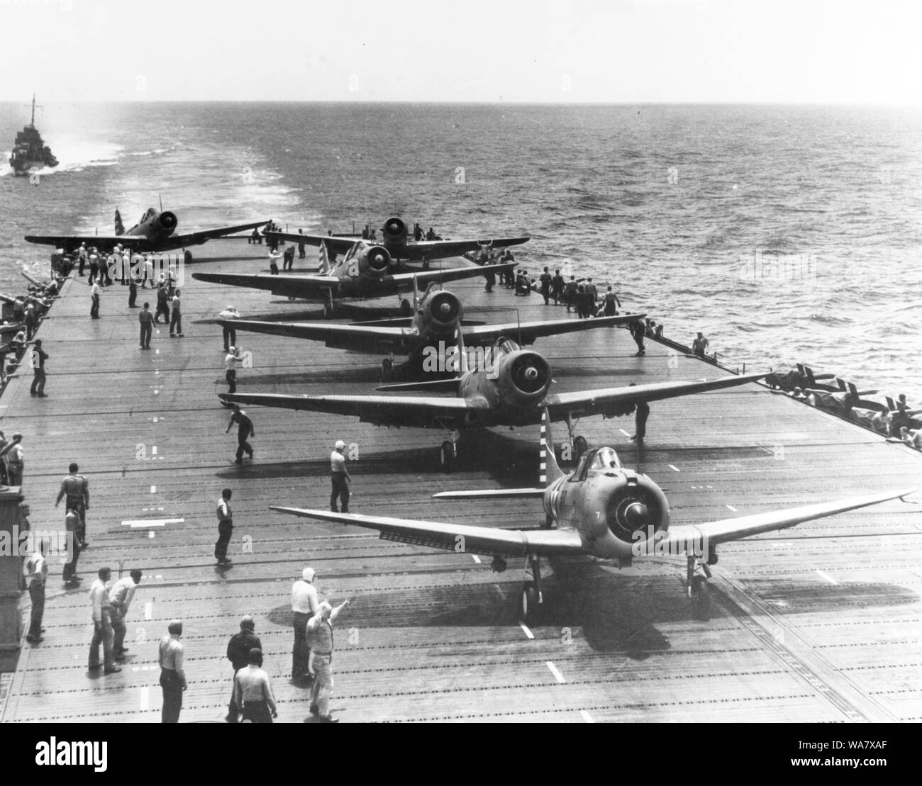 SBD intrépido scout-bombardero y cinco TBD-1 aviones torpedo devastador se preparan para despegar desde el USS Enterprise (CV-6) portaaviones durante las operaciones en la zona del Pacífico Sur, 1942 Foto de stock