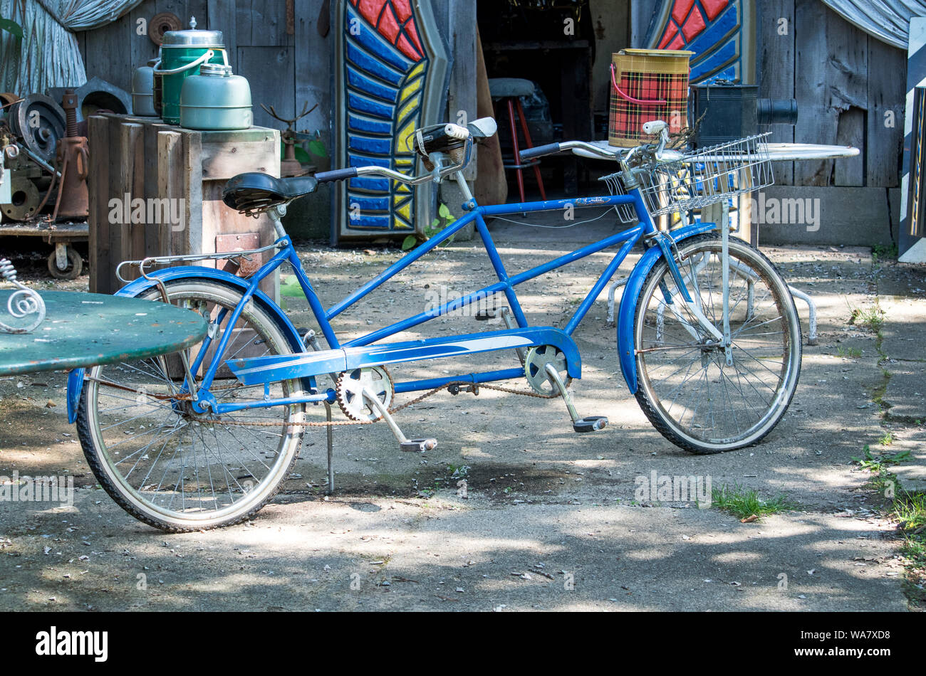 Bicicleta romántica construida para dos personas en un granero venta en  Michigan, EE.UU Fotografía de stock - Alamy