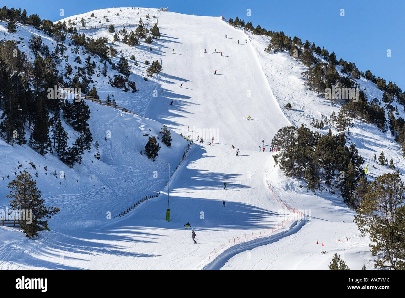 Vista de una empinada ladera de esquí en un resort de invierno en los Pirineos, Andorra. Foto de stock