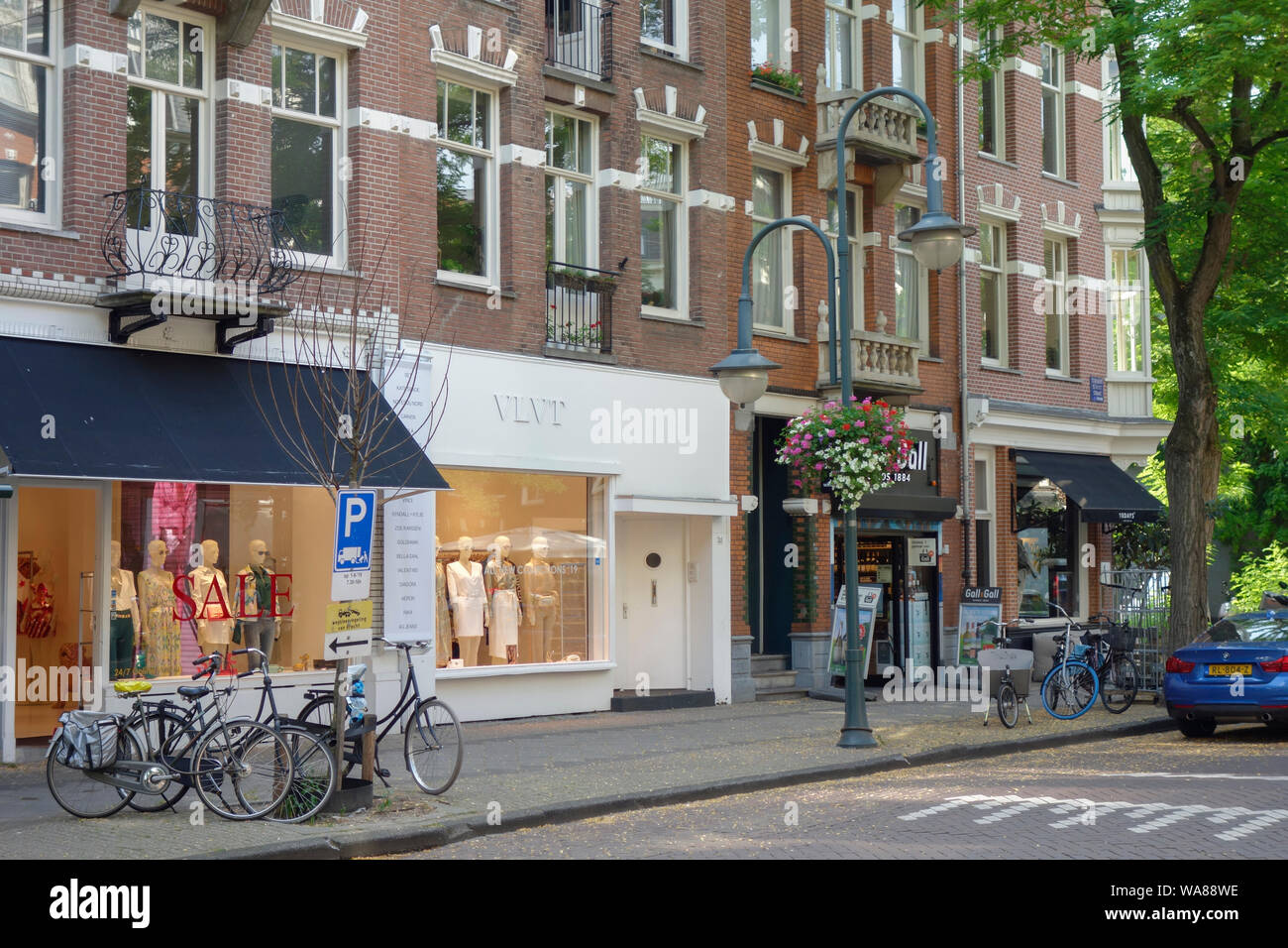 Cornelis Schuytstraat, Oud Zuid, Amsterdam, Holanda - El hogar de una gran variedad de cafés y restaurantes, exclusivas boutiques y tiendas de belleza. Foto de stock