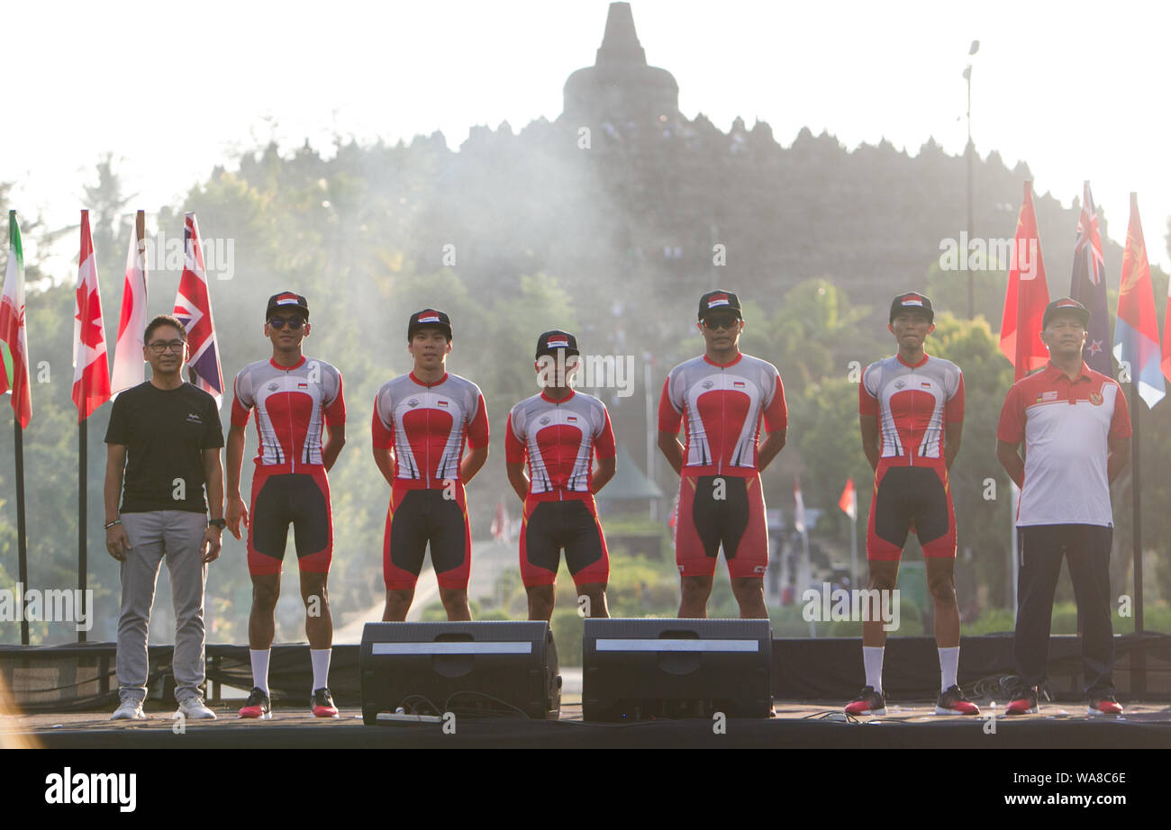 El equipo nacional de Indonesia visto durante la sesión de apertura de la carrera ciclista internacional campeonato, Tour d'Indonesia (TDI) de 2019 que comenzará el 19-23 de agosto de 2019, de la primera fase y se iniciará del templo de Borobudur y terminar en la ciudad de Ngawi.Tour d'Indonesia 2019 es uno de los ciclistas campeonatos internacionales de que es parte de la carrera ciclista Internacional (UCI) Calendario, categoría 2.1 y que contará con la participación de 20 equipos de 26 países diferentes. Foto de stock