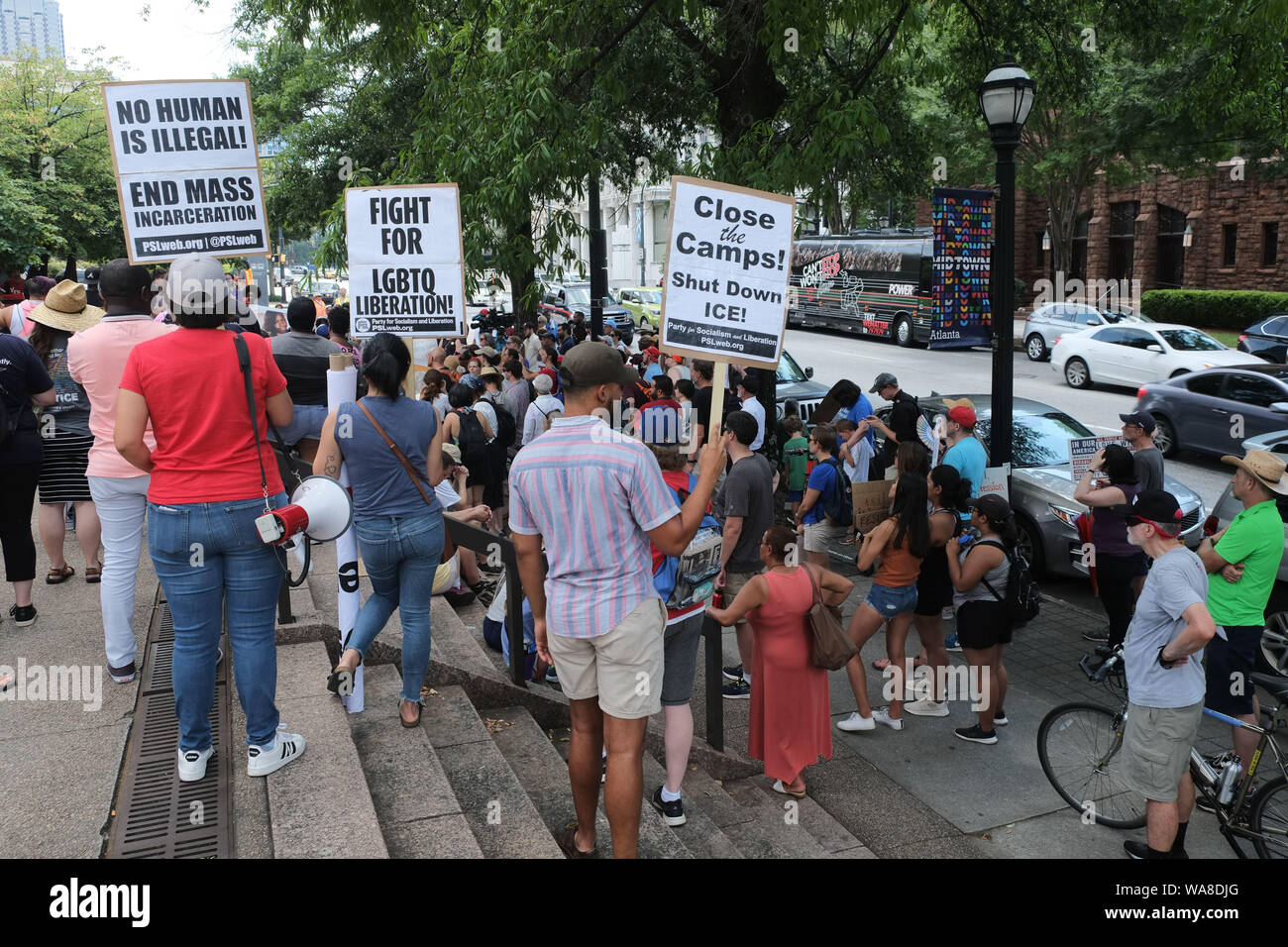 Atlanta, Georgia, EUA. Agosto 18, 2019: Manifestantes se reúnen en la North Avenue estación de Marta en Atlanta para protestar contra la injusticia racial. El evento fue organizado por la Alianza para la vida negra. Crédito: John Arthur Brown/Zuma alambre/Alamy Live News Foto de stock