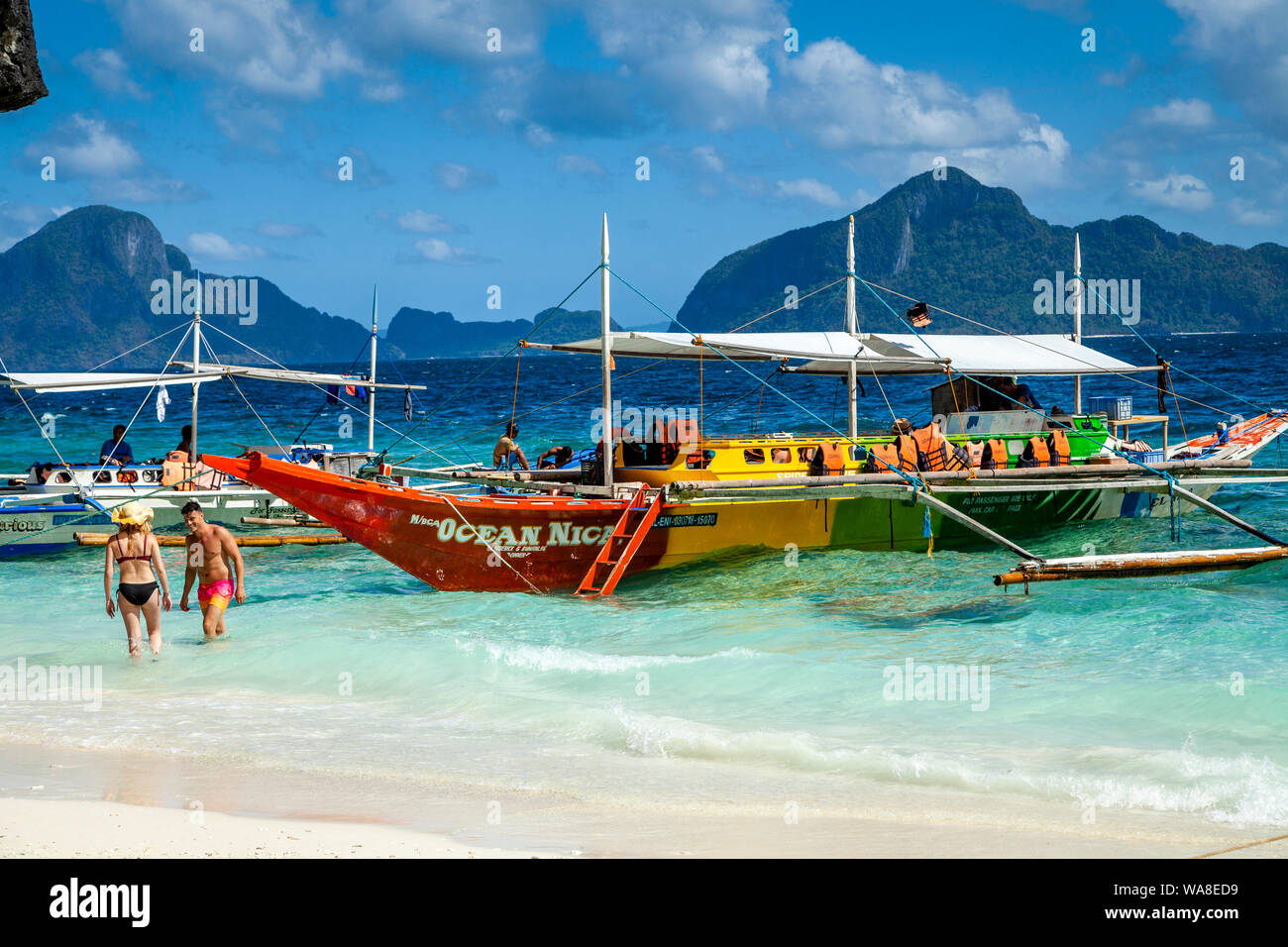La banca de madera tradicionales barcos en Entalula Beach, El Nido, Palawan, Filipinas Foto de stock