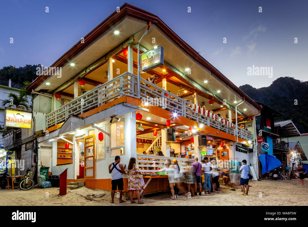 El exterior del Jarace Grill Restaurante frente a la playa, El Nido, isla de Palawan, Filipinas Foto de stock
