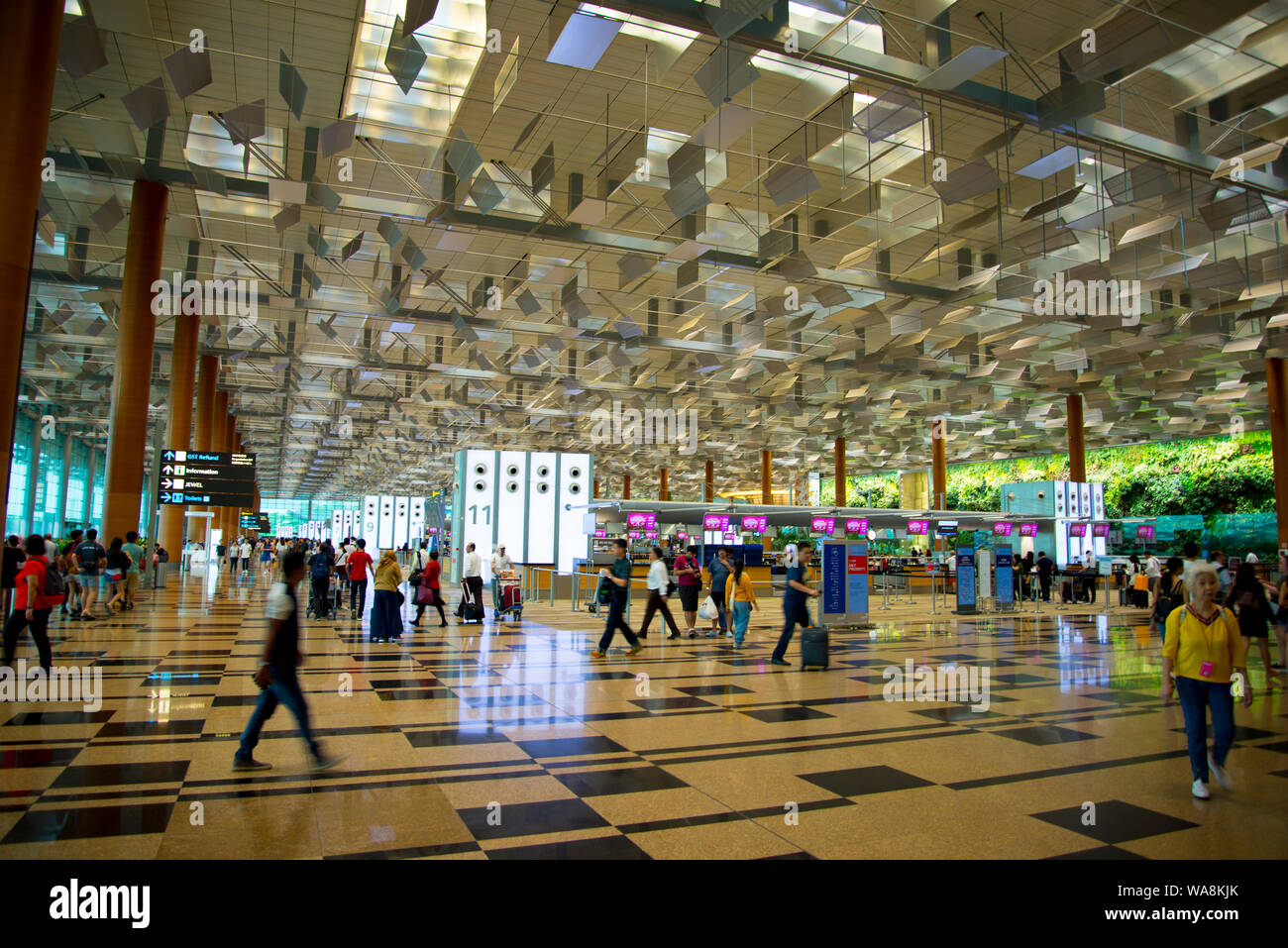 Ciudad de Singapur, Singapur - Abril 14, 2019: terminales de pasajeros en el aeropuerto Changi hall Foto de stock