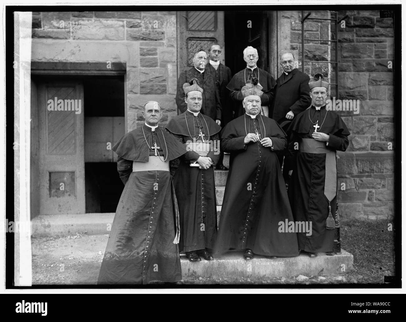 sacerdote católico blanco y negro