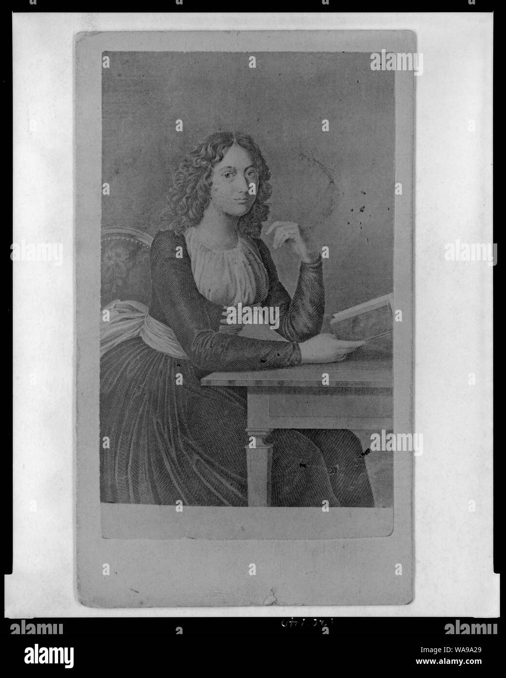 Charlotte von Lengefeld Schiller, esposa del dramaturgo alemán Friedrich Schiller, sentado en una mesa sosteniendo un libro, frente a frente, de tres cuartos de longitud vertical Foto de stock