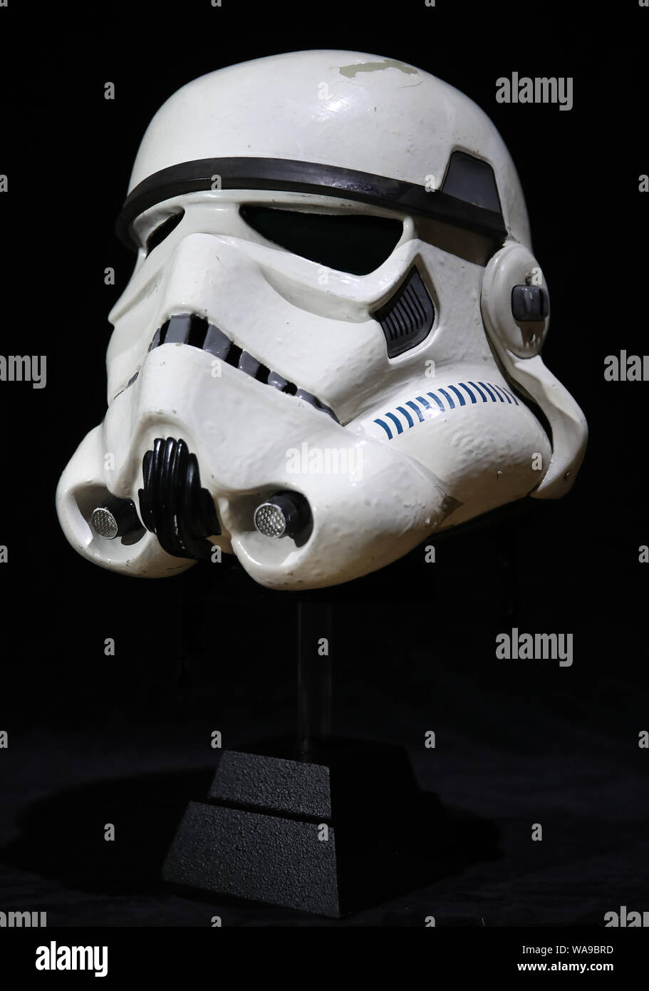 Una Pantalla Emparejada Tantive Iv Stormtrooper Casco De La Pelicula De 1977 Star Wars A New Hope Estimacion 120 180 000 Durante Una Vista Previa De La Proxima Pelicula Y La Subasta De Memorabilia