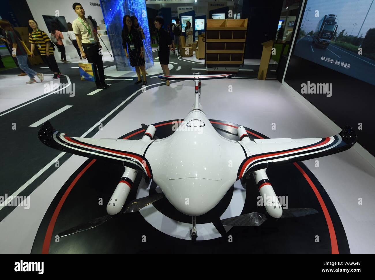 La SF logística producto UAV de ala fija de Manta Ray se muestra vertical durante el siglo XIX China Transporte y logística internacional Expo en Hangz Foto de stock
