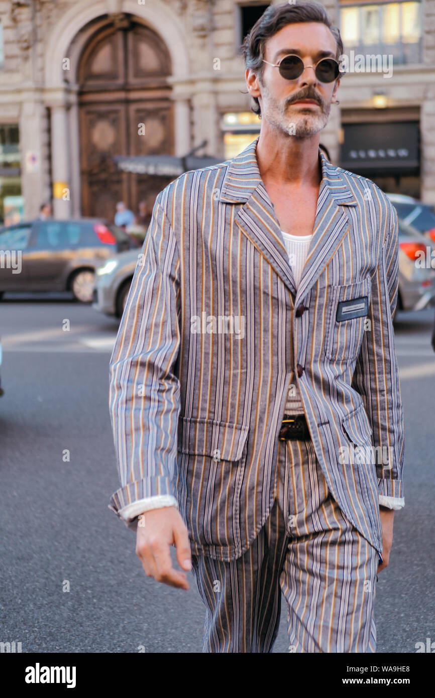 Hombres y mujeres de moda posar para street snap durante la Semana de la moda de Milán Hombre de Primavera/Verano 2020 en Milán, 8 de julio de 2019 Fotografía de