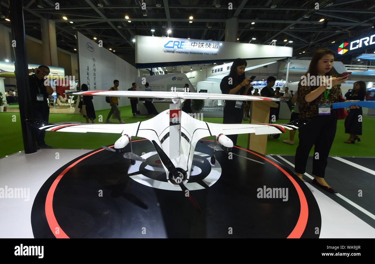 La SF logística producto UAV de ala fija de Manta Ray se muestra vertical durante el siglo XIX China Transporte y logística internacional Expo en Hangz Foto de stock
