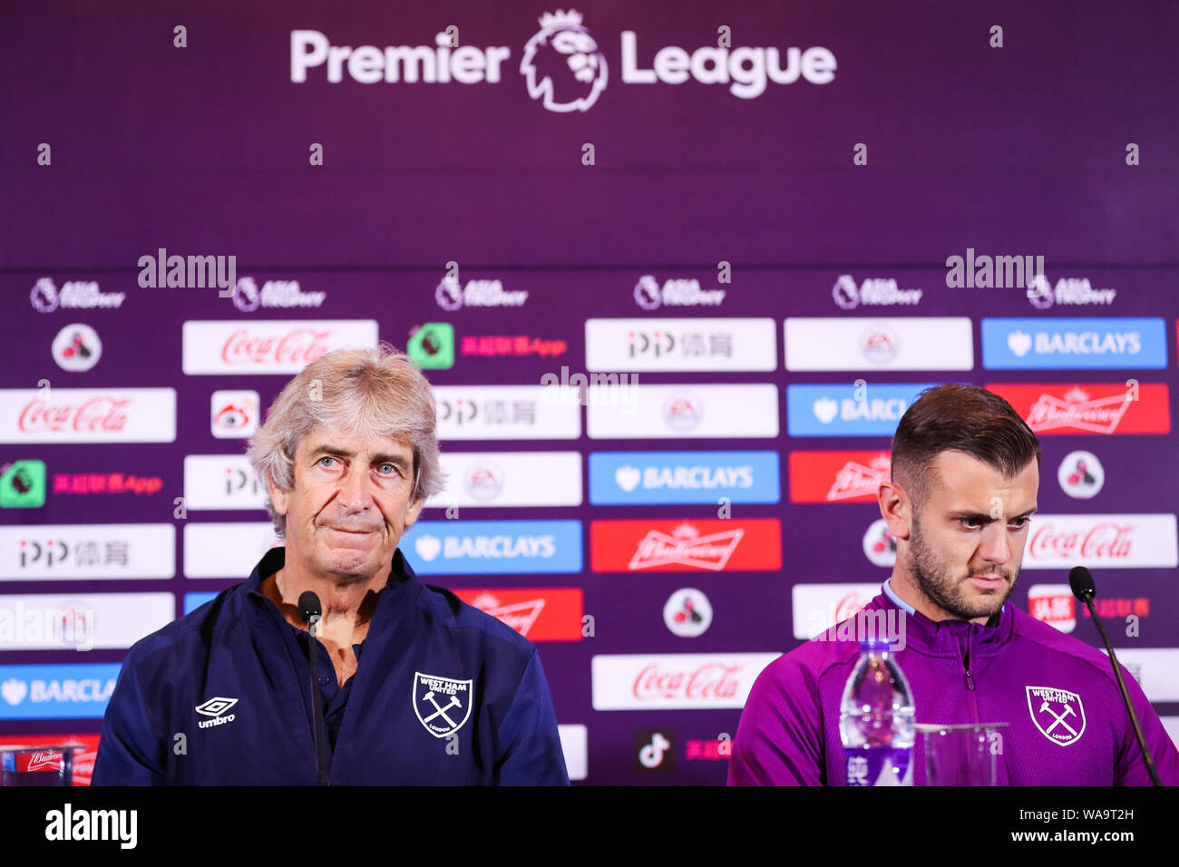 El Manuel Pellegrini, izquierda, y Jack Wilshere del West Ham United F.C. de campeones de la inglesa para asistir a una conferencia de prensa el último matc Fotografía stock -