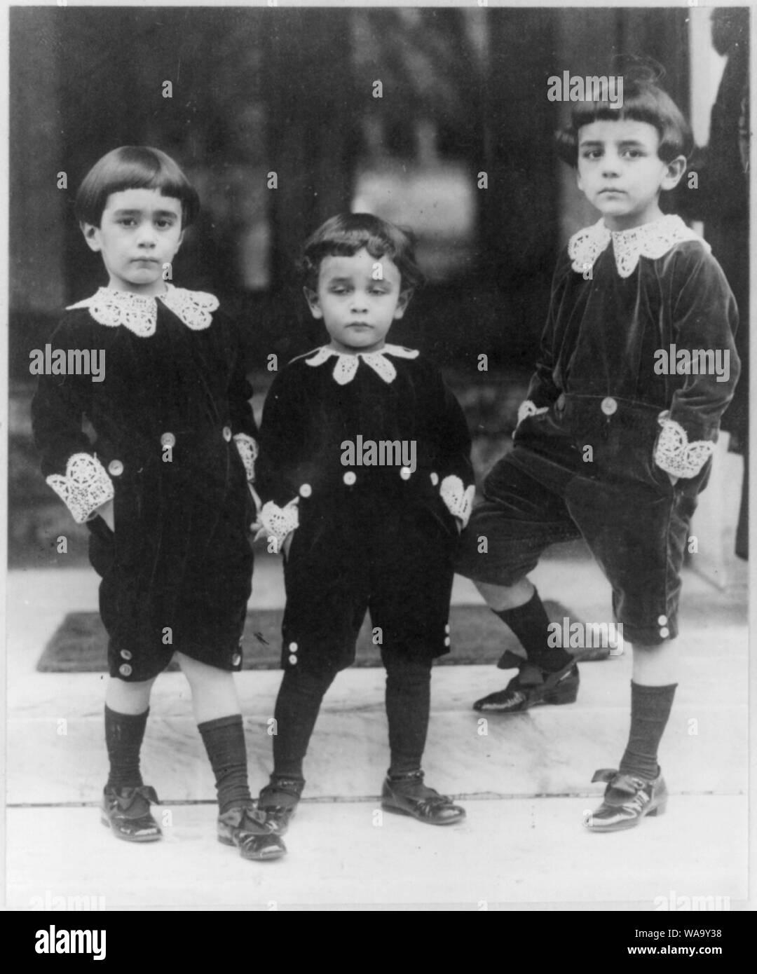 Niños que vestían trajes de terciopelo inspirado por Little Lord Fauntleroy  style Fotografía de stock - Alamy