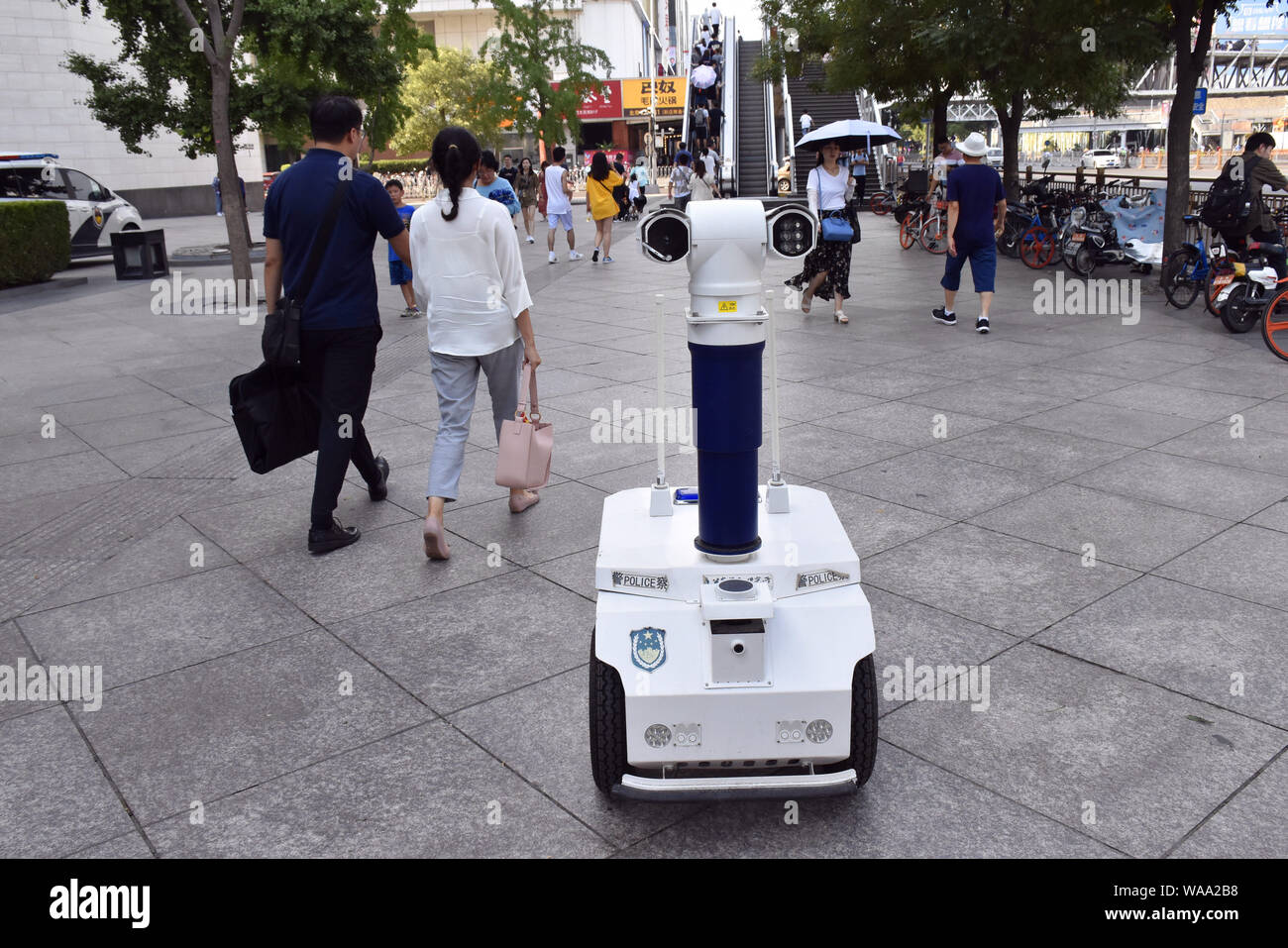 El robot parecido a Wall-E en la película patrullando en las calles de  Beijing, China, 25 de julio de 2019. El robot sirve para Beijing policía  patrulla por Fotografía de stock - Alamy