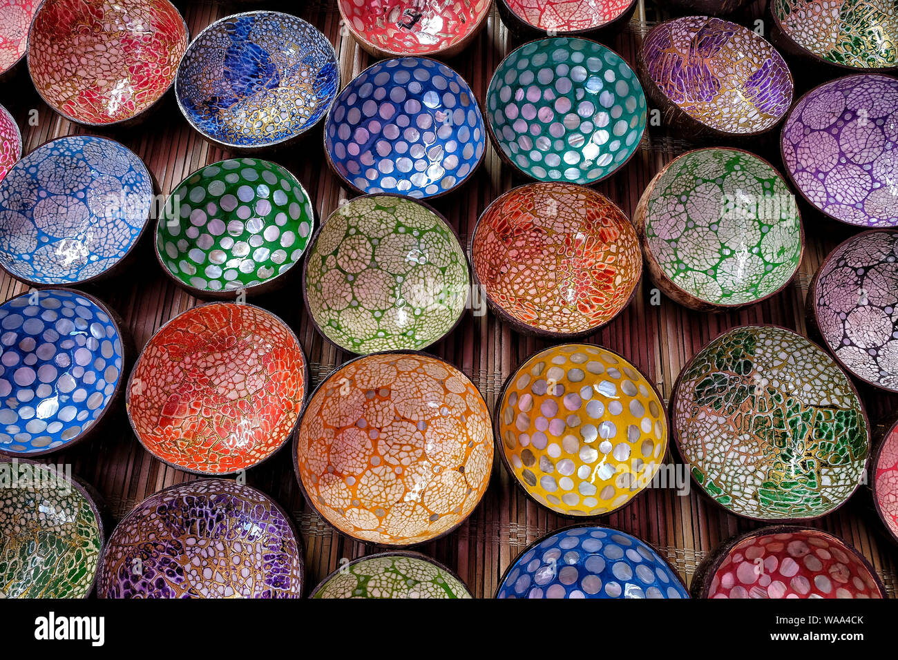 Bac Ha, Vietnam - El 26 de agosto: cuencos decorativos en un mercado el 26 de agosto de 2018, en Bac Ha, Vietnam. Foto de stock