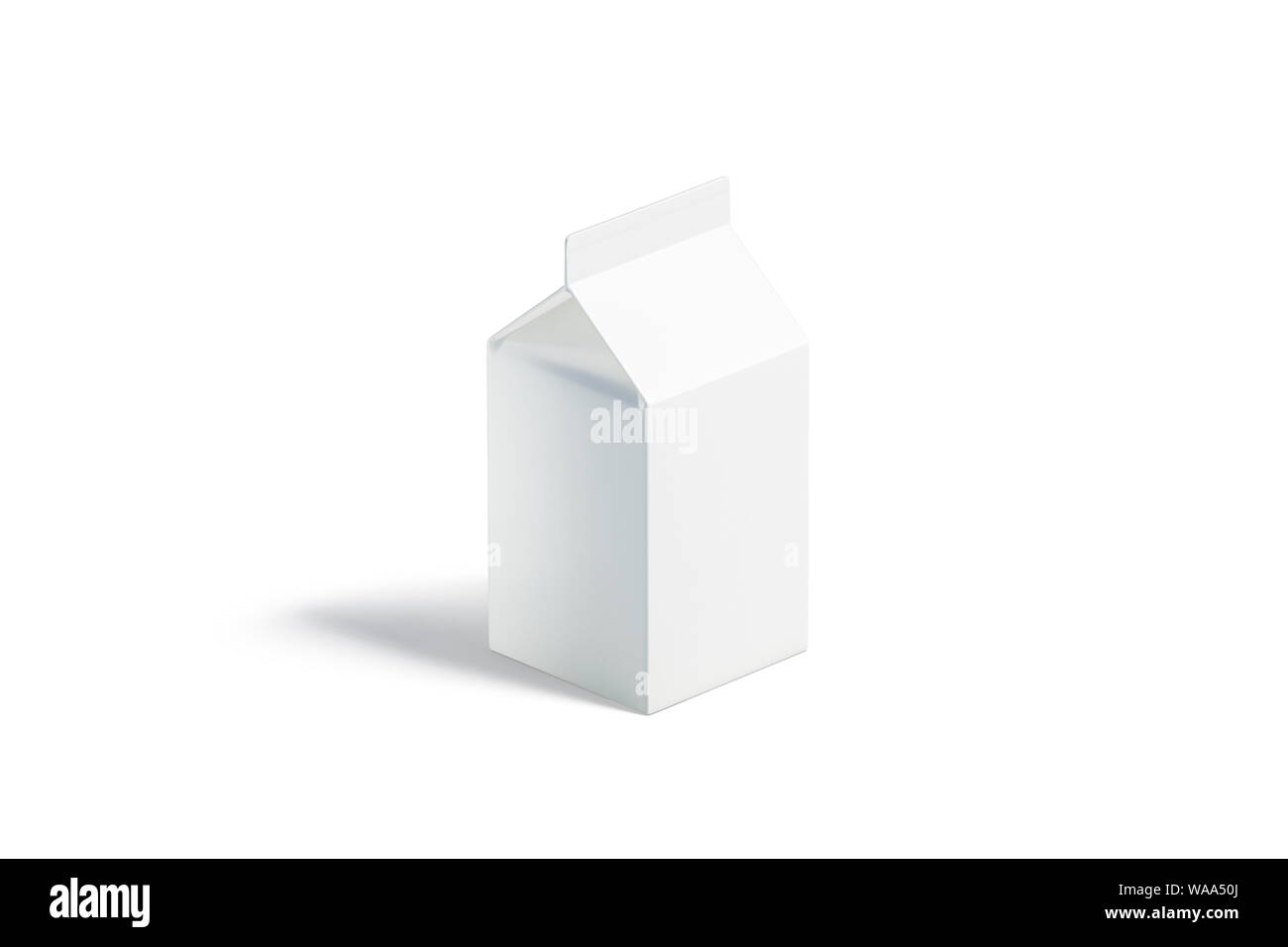 leche pequeña pack, vista lateral, 3D rendering. Ladrillo de cartón vacío de maquetas para bebidas, aislado. Claro prisma de cartón caja con kefir Fotografía de stock Alamy