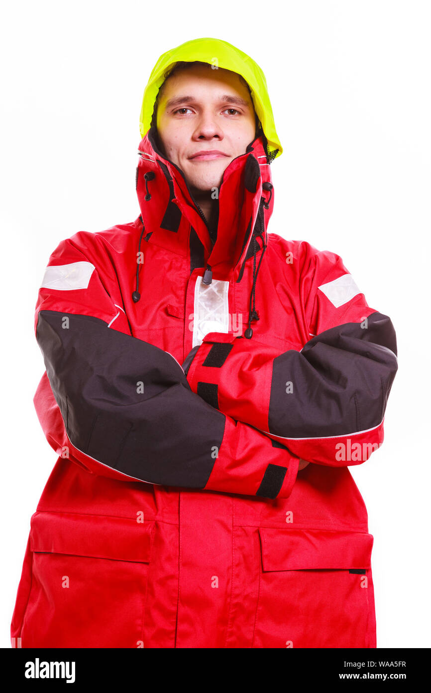 Hombre encapuchado que vestía oilskin. Macho joven en ropa impermeable