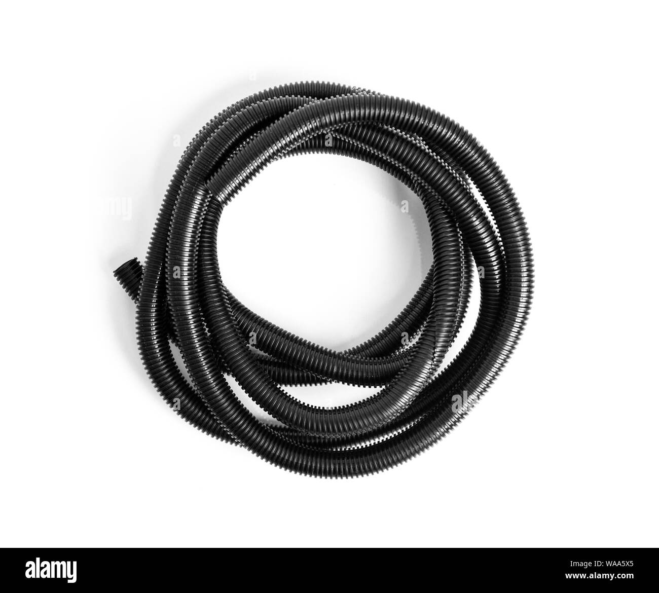 Manguera de plástico corrugado para cableado eléctrico sobre un fondo  blanco Fotografía de stock - Alamy