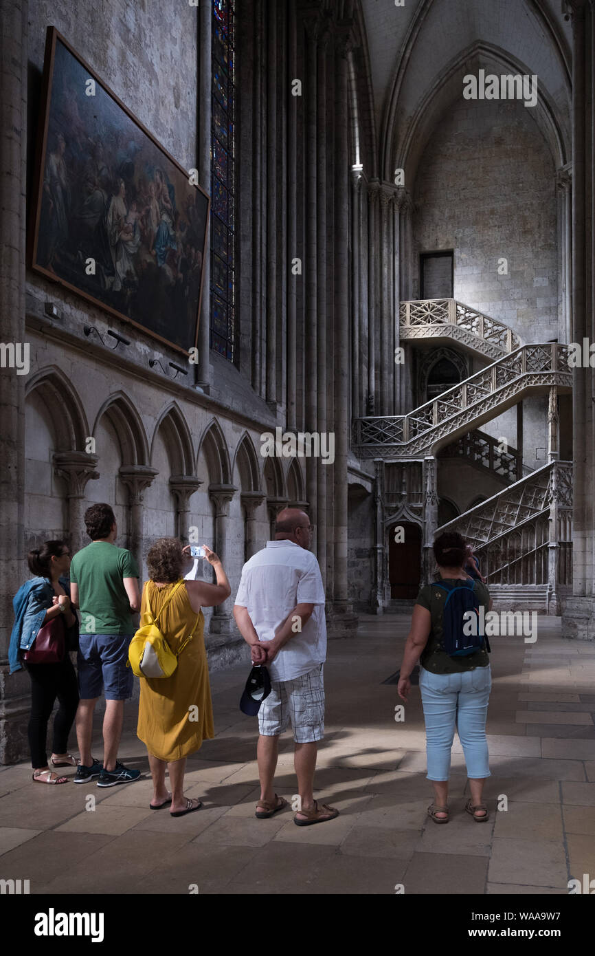 Los turistas toman fotos del siglo XV Escalier de la Librarie escalera (libreros) construido por Guillaume Pontis dentro de Catedral de Rouen, Francia Foto de stock