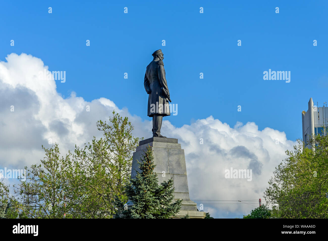 El monumento al almirante Nakhimov en el fondo de cielo azul Foto de stock
