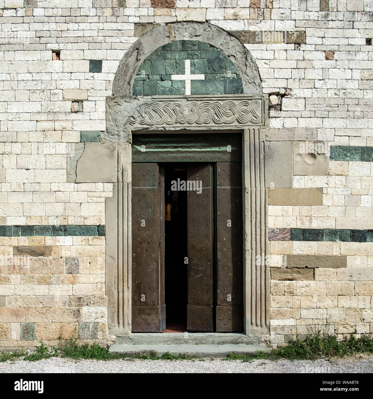 Detalle de la fachada de la iglesia románica de Sant'Agata. Sant'Agata, provincia de Florencia, Italia. Foto de stock