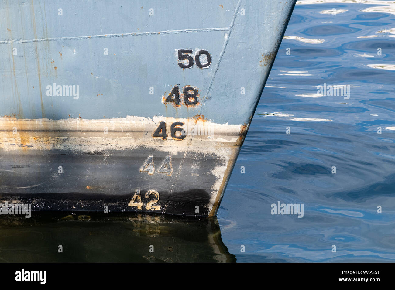 Proyecto sobre Old Ship hull, escala la numeración. La distancia entre la línea de flotación y la parte inferior en la quilla. Foto de stock