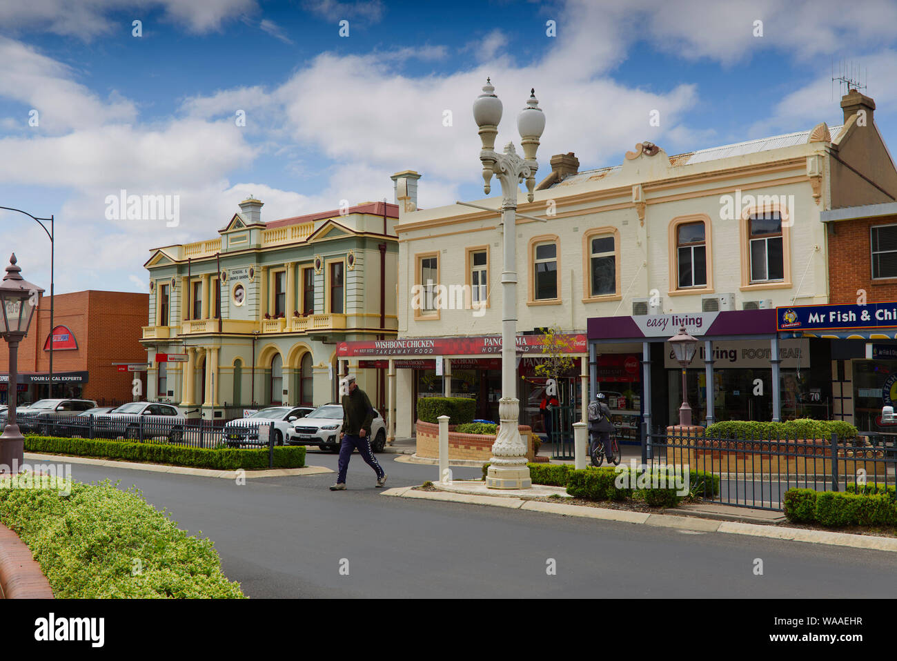 Paisaje urbano histórico restaurado completo con lámpara de gas de alumbrado de la Calle Bathurst New South Wales Australia Foto de stock