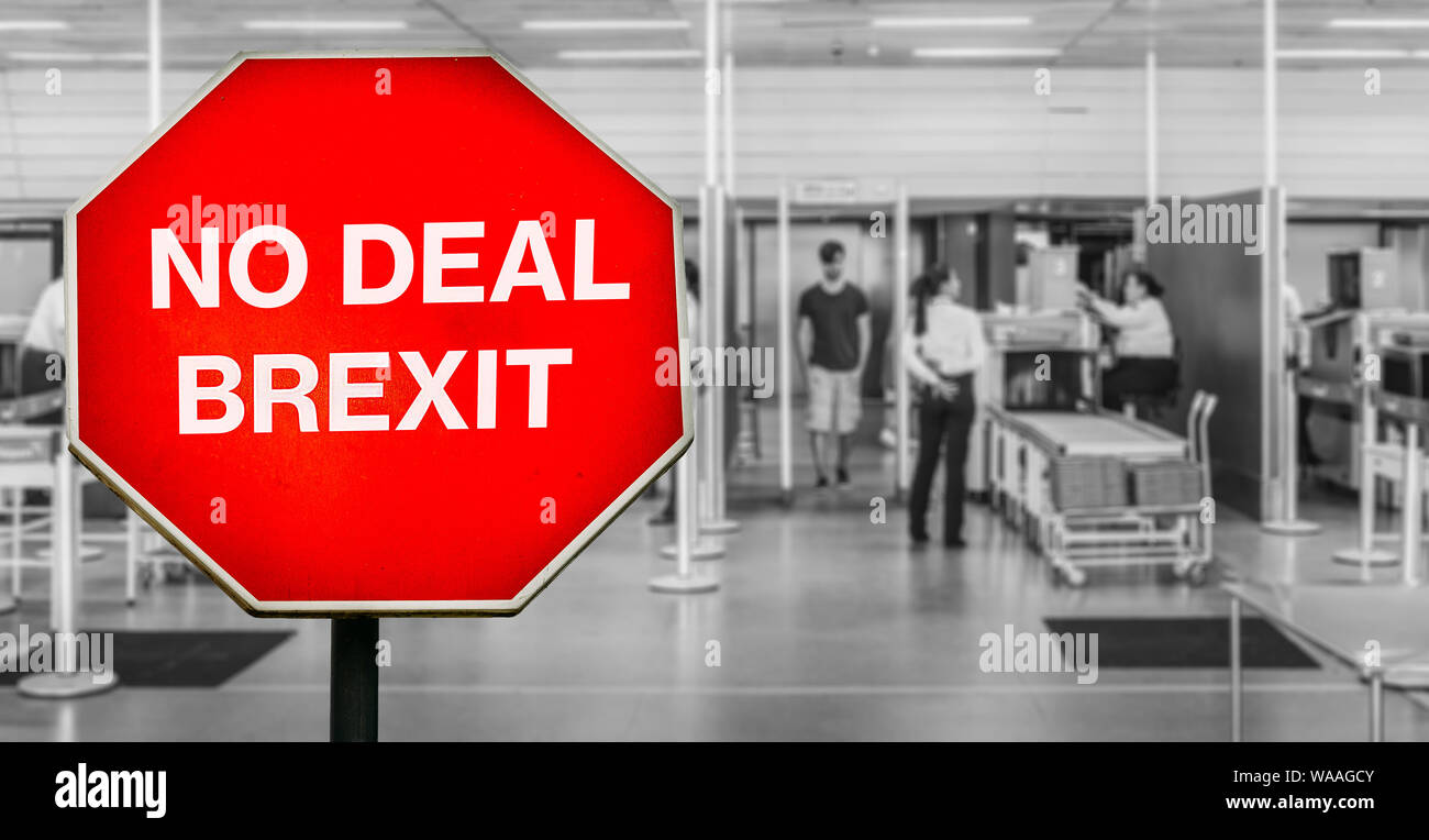 No Deal Brexit escrito el octógono, señal de stop con desenfoque de la comprobación de seguridad en el aeropuerto. UK está configurado para dejar la UE en Octubre 31st, 2019 Foto de stock