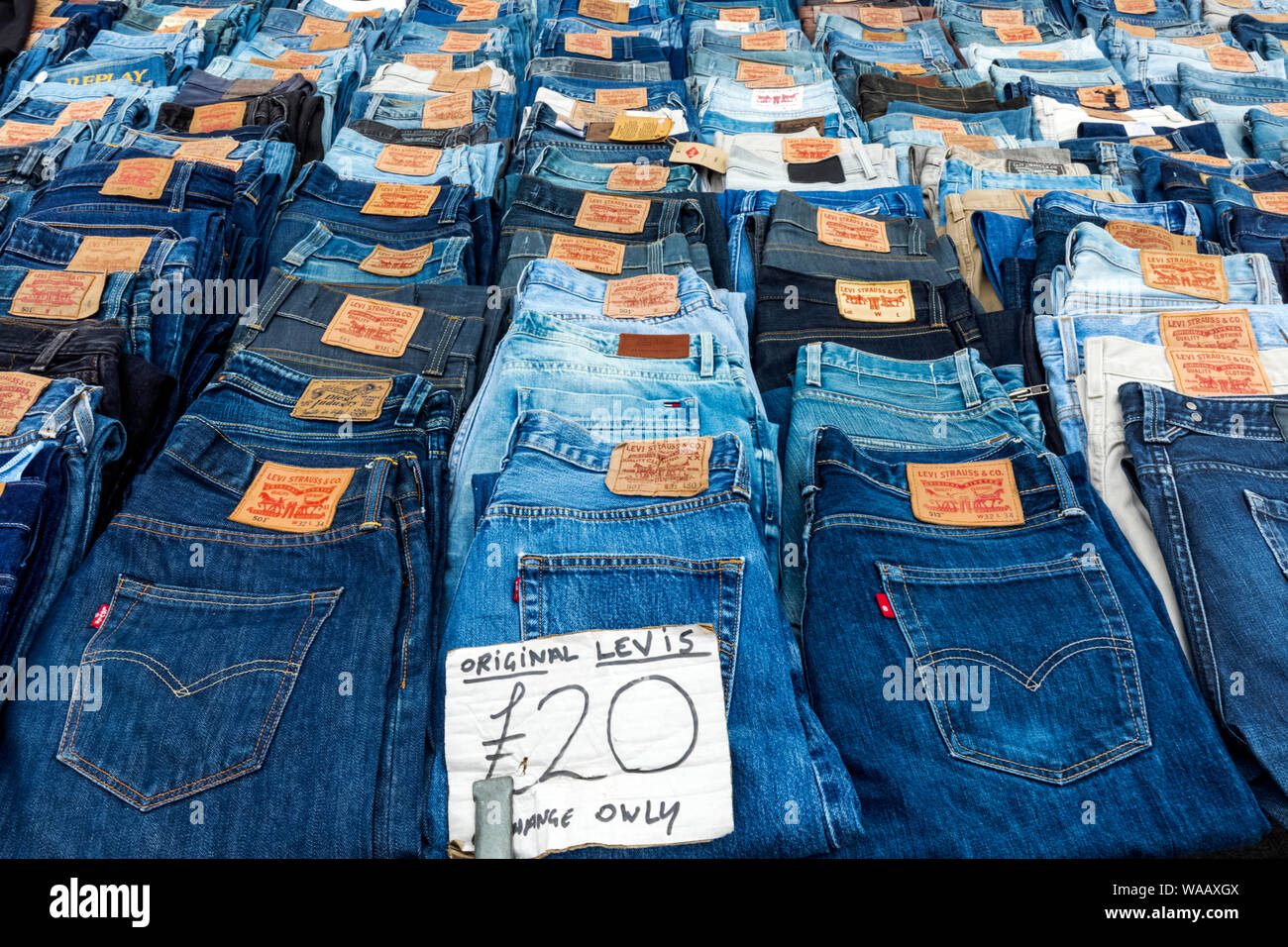 Inglaterra, Londres, Deptford, Deptford, mercado de segunda mano en venta  unos pantalones vaqueros Mens, 30075032 Fotografía de stock - Alamy