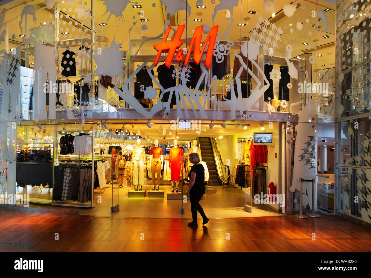 Mujer de compras en una tienda de H&M, el aeropuerto de Copenhague Dinamarca  Escandinavia Europa Fotografía de stock - Alamy