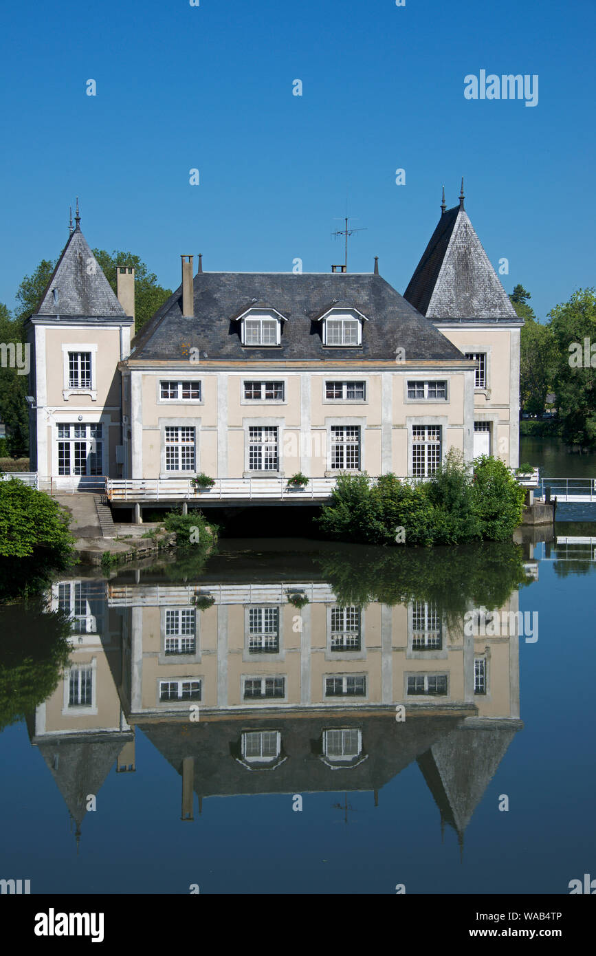 Reflexiones del edificio Loir River La Flèche Touraine Francia Foto de stock