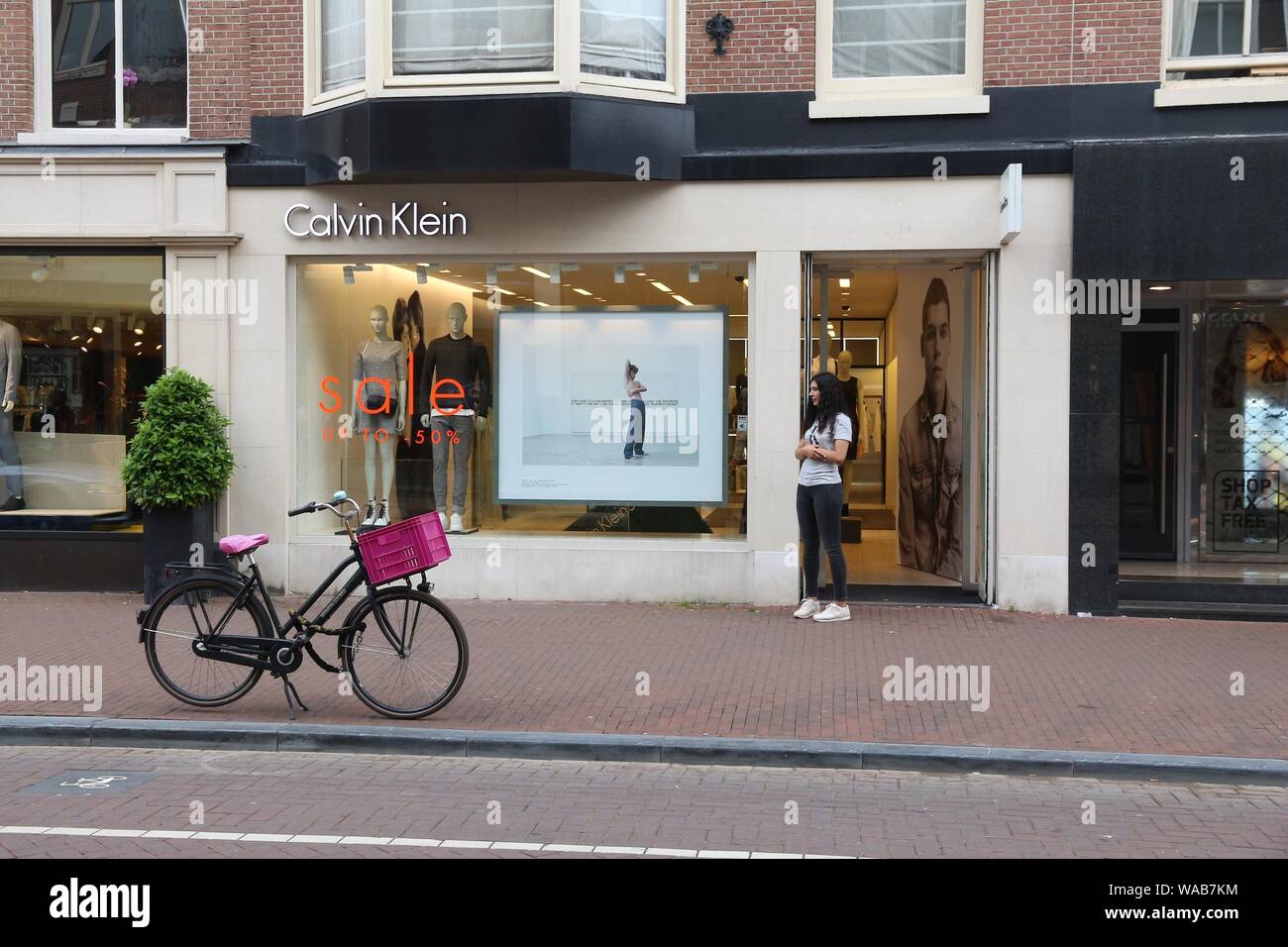 AMSTERDAM, Holanda - 10 de julio de 2017: persona visita Calvin Klein  fashion shop en P.C. Hooftstraat en Amsterdam. Pieter Cornelis Hoofstraat  es la u Fotografía de stock - Alamy