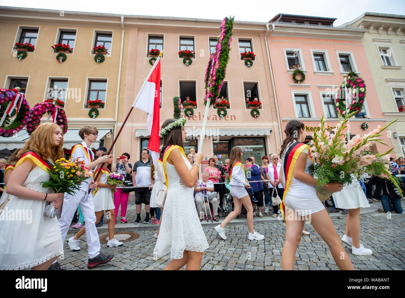 Kamenz, Alemania. 19 Aug, 2019. Más de 1000 alumnos en ropa blanca de los grados 1-11 de Kamenz escuelas se están moviendo a través de la en un tren casi