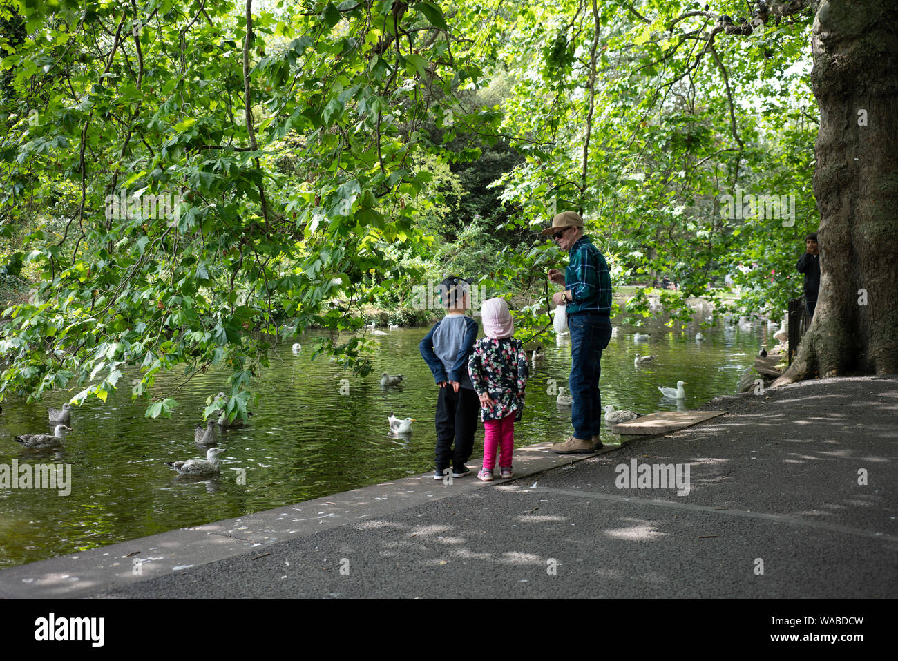 La gente en St Stephens Green, Dublín, Irlanda. Foto de stock
