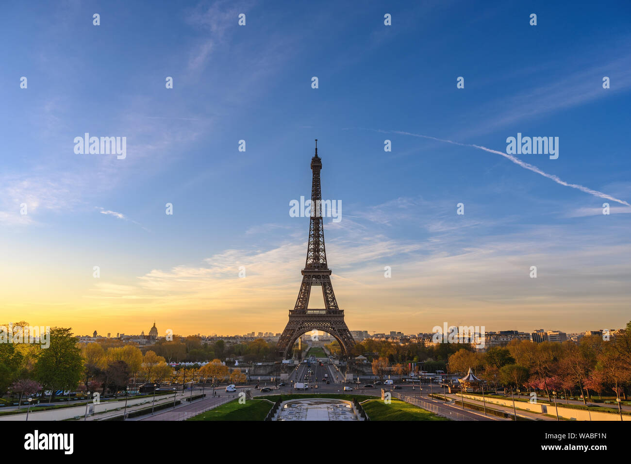 París, Francia La ciudad de la salida del sol en los jardines del Trocadero y la Torre Eiffel Foto de stock