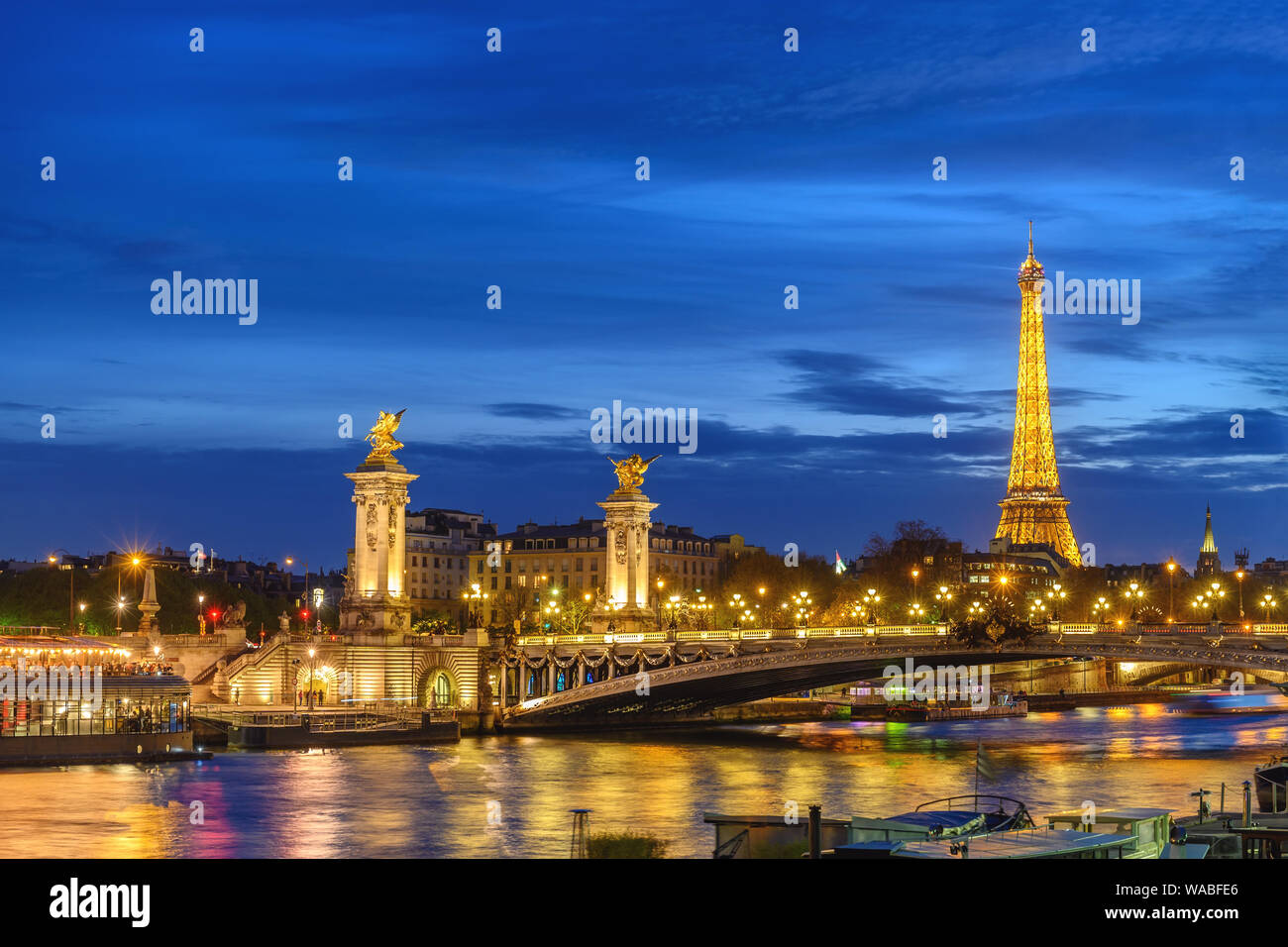 París, Francia del horizonte de la ciudad de noche en el río Sena con puente Alexandre III el puente y la Torre Eiffel Foto de stock