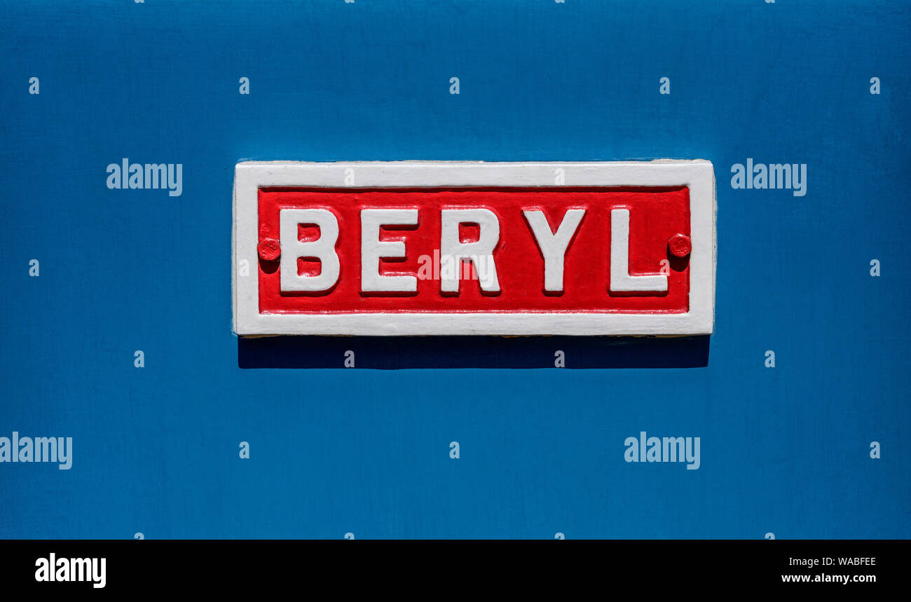 Una placa con el nombre de motor Beryl en el ferrocarril en Swanage, Dorset, Reino Unido Foto de stock