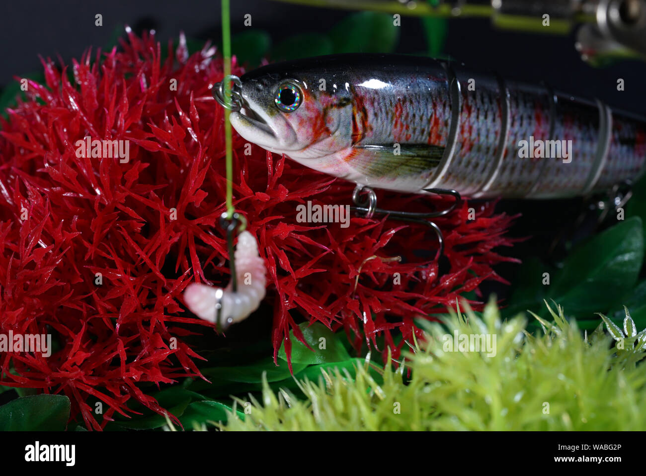 Señuelos artificiales hechas de metal y plástico muerde el cebo artificial  para el pescado frito Fotografía de stock - Alamy