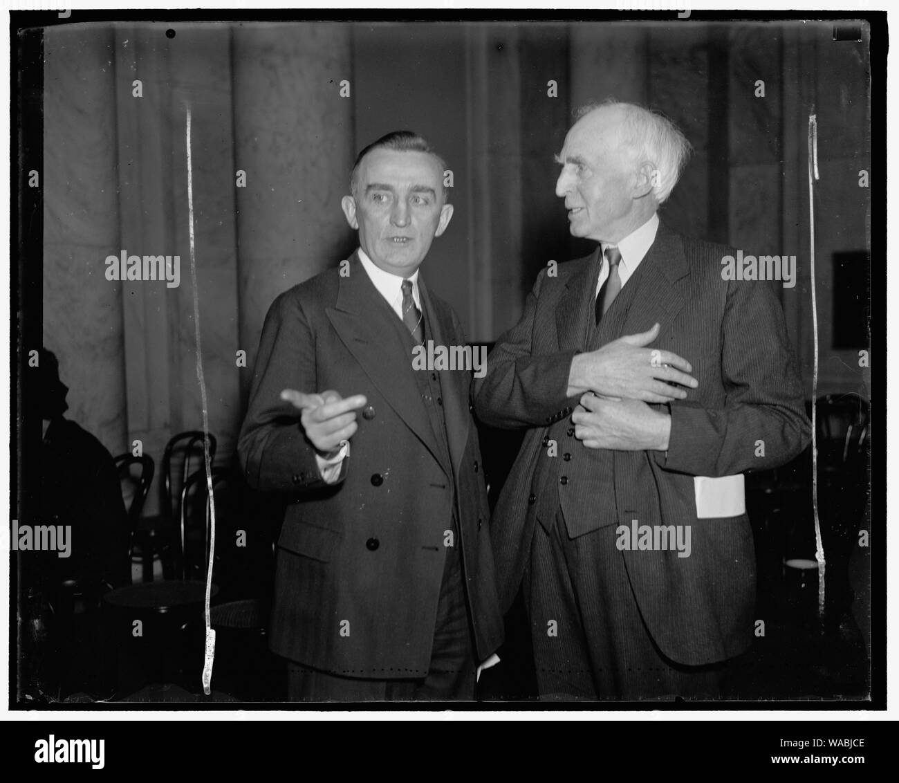 Concentra la riqueza en aumento. Washington D.C., la concentración de la riqueza en el control de unas pocas empresas ha aumentado desde 1931. El Dr. Charles A. Beard, (derecha) dijo a la Subcomisión de Asuntos Judiciales del Senado hoy. El Dr. Barba, señaló el politólogo y economista, fue testificar en defensa de las licencias O'Mahoney Corporation Bill, que, de ser aprobada, requerirá que las empresas tratan en comercio interestatal para cumplir con normas especificadas para aqcuire licencia federal. El senador Joseph O'Mahoney, autor de la medida y presidente del Comité, está a la izquierda Foto de stock