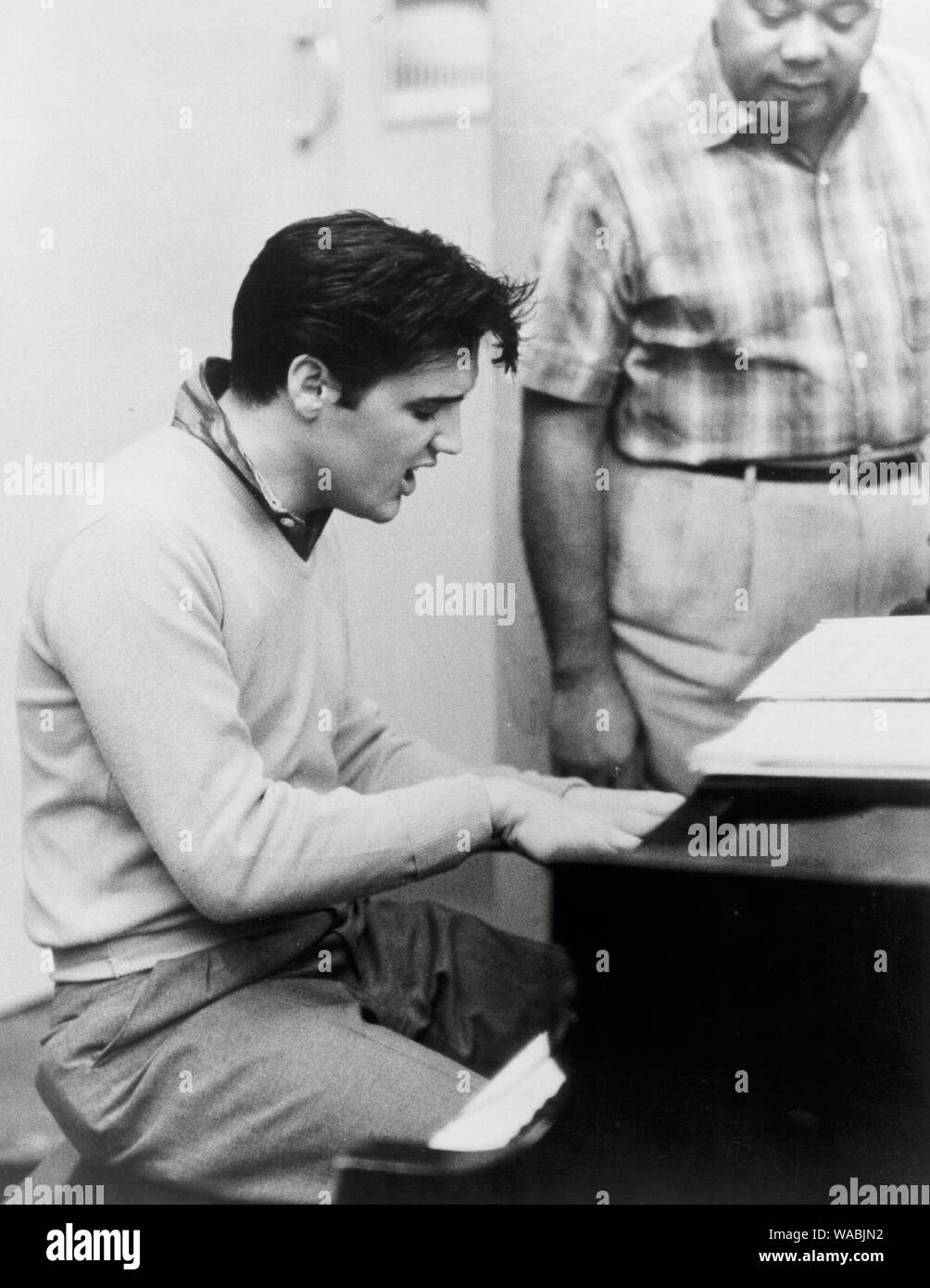 Elvis Presley tocando el piano en el estudio de 'King Creole' Sound Track,  1958 Archivo de referencia # 33848-156THA Fotografía de stock - Alamy