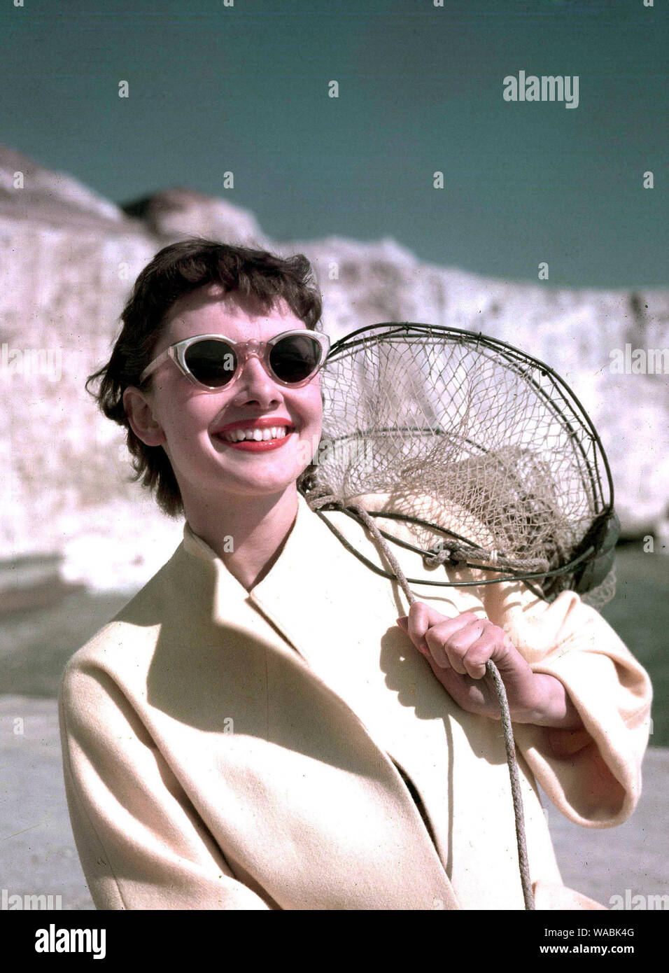Color retrato de Audrey Hepburn foto con gafas de sol en la playa y llevar  una red de pesca (circa 1950) Archivo de referencia # 33848-056THA  Fotografía de stock - Alamy
