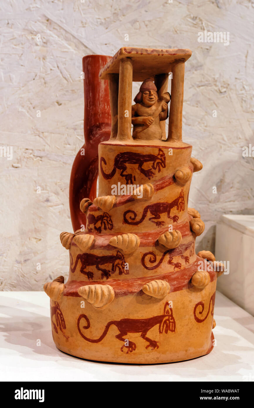 Ekaterimburgo, Rusia - Enero 17, 2019: antigua vasija de cerámica en forma de una estructura arquitectónica, la cultura Moche, AD 400-600 Foto de stock