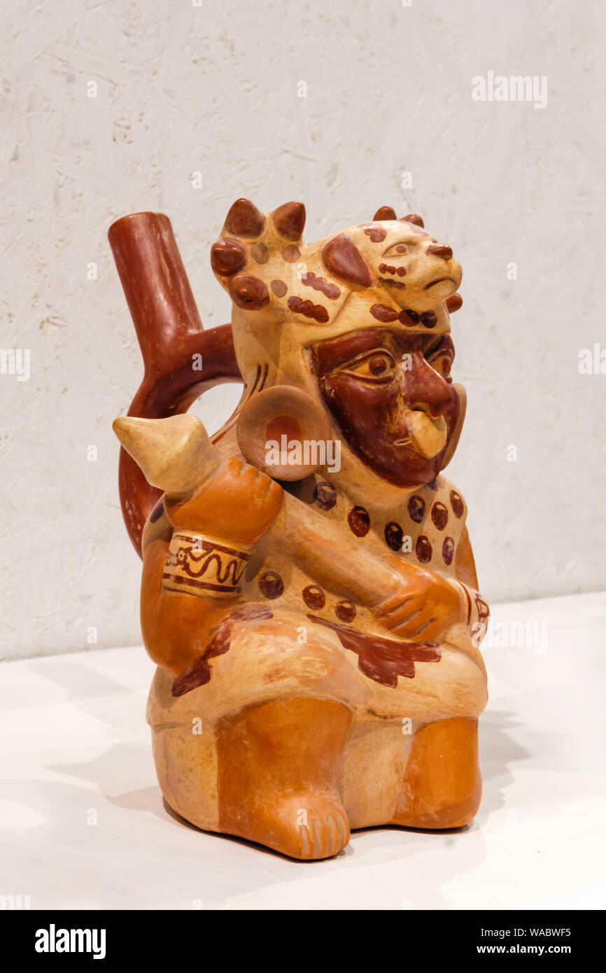 Ekaterimburgo, Rusia - Enero 17, 2019: antigua vasija de cerámica en forma de un guerrero, la cultura Moche, AD 100-700 Foto de stock