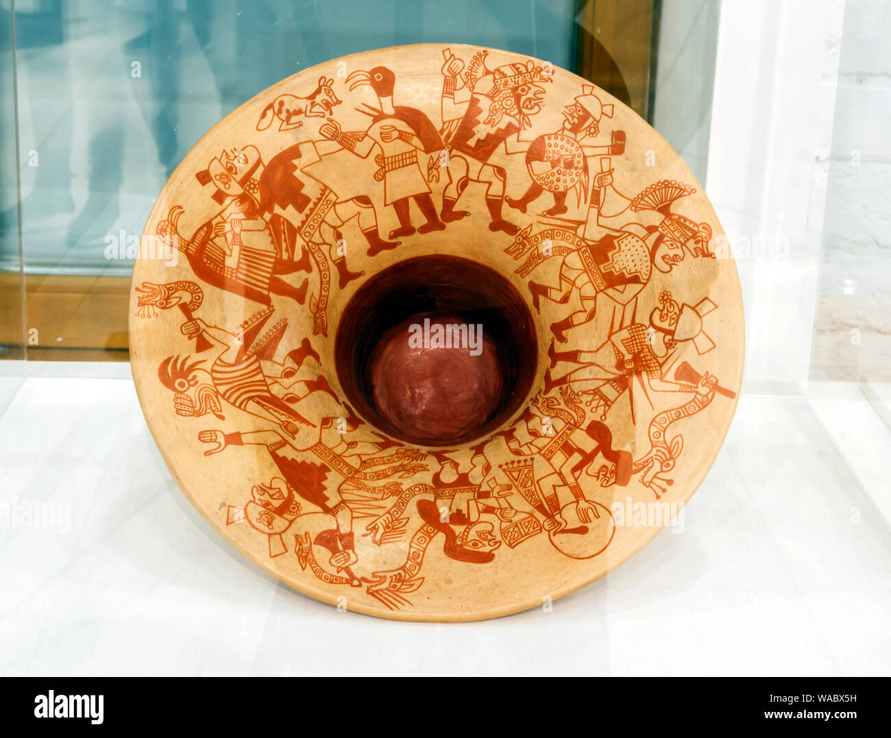 Ekaterimburgo, Rusia - Enero 17, 2019: con un jarrón de cerámica antigua escena mitológica, la cultura Moche, AD 900-200 Foto de stock
