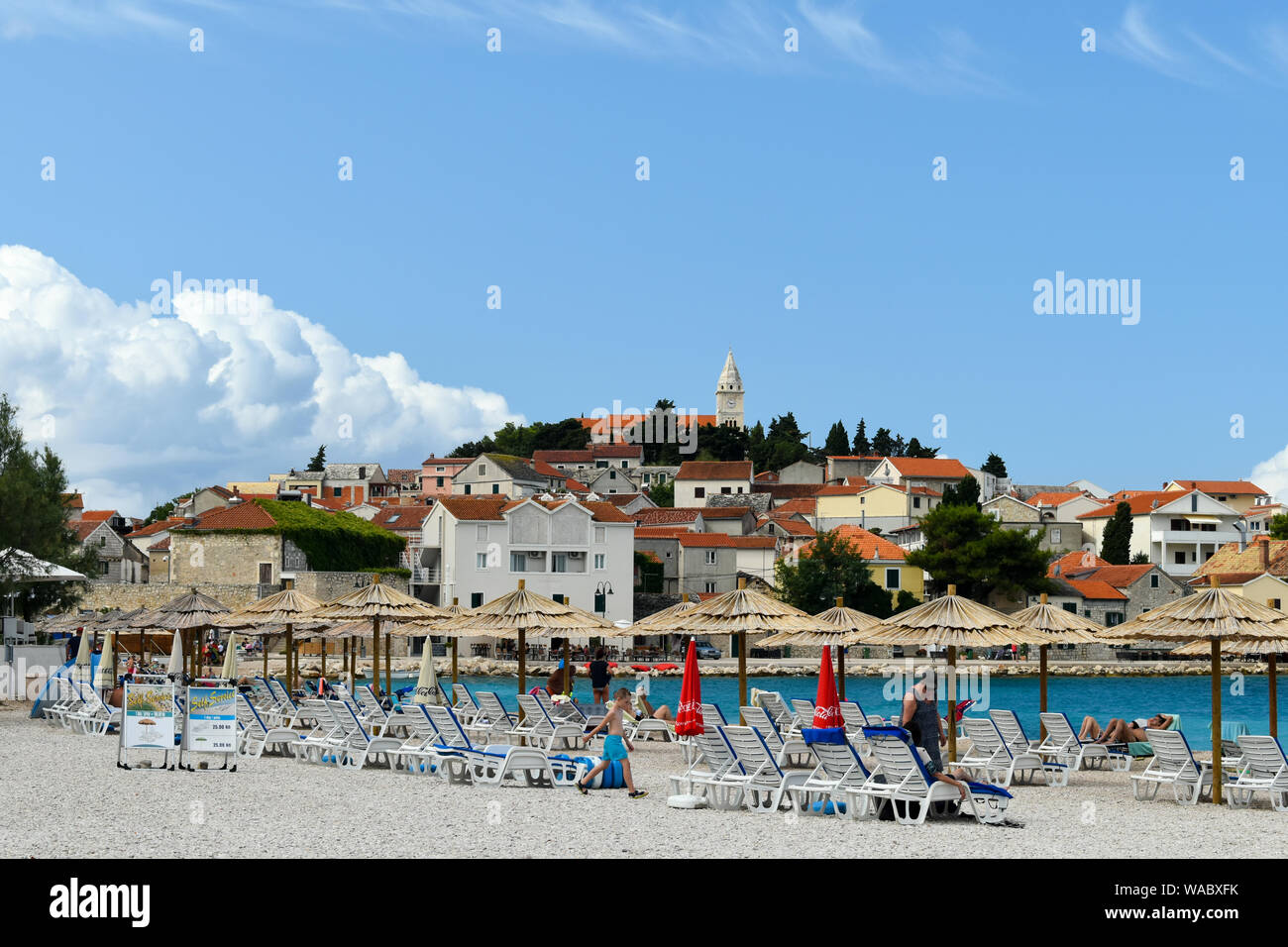 Primosten, Croacia - Julio 29, 2019: la gente en playa hermosa. Agradable, cálido día de verano, con el cielo azul y el mar. Foto de stock