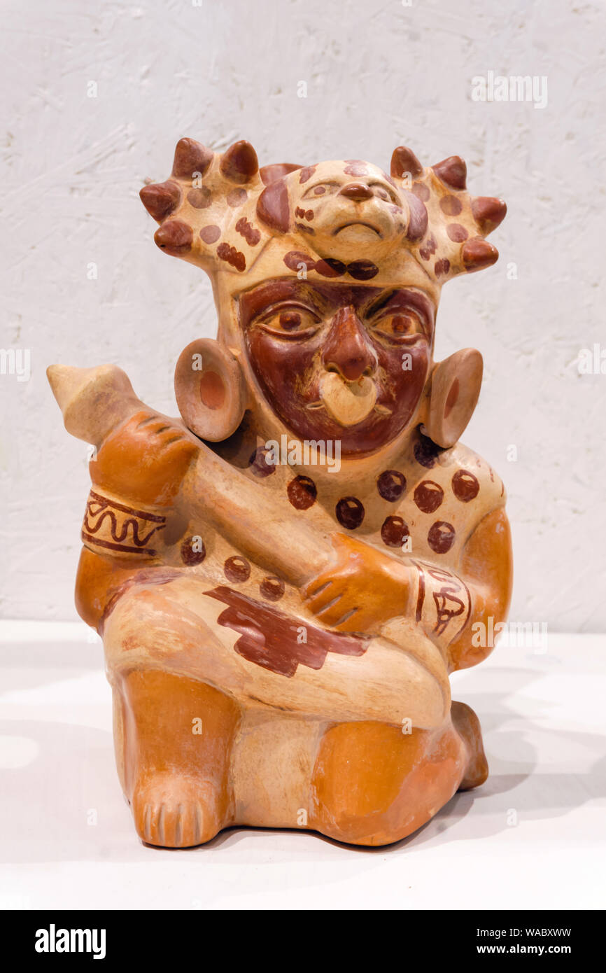 Ekaterimburgo, Rusia - Enero 17, 2019: antigua vasija de cerámica en forma de un guerrero, la cultura Moche, AD 100-700 Foto de stock