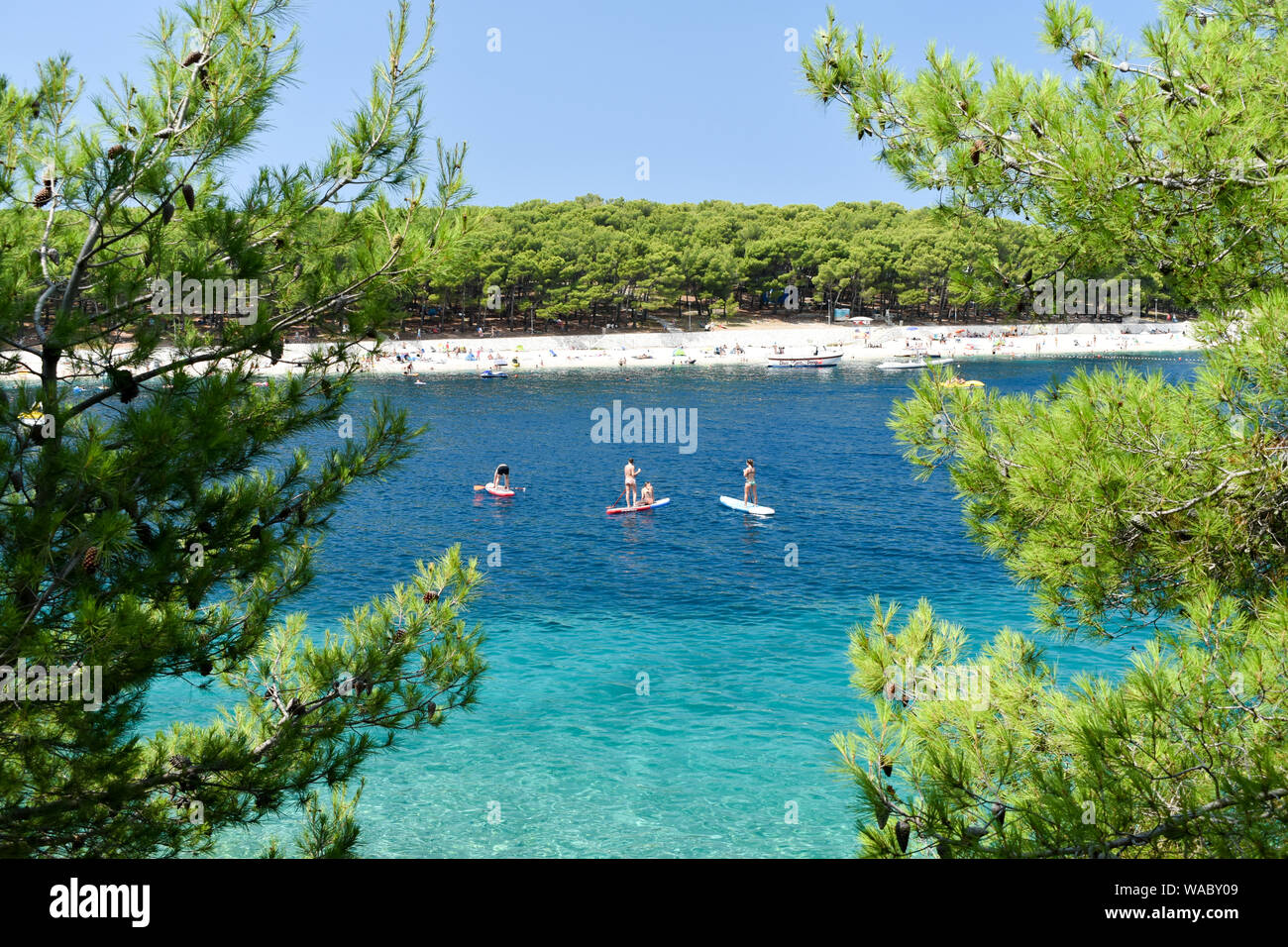 Primosten, Croacia - Julio 29, 2019: la gente en playa hermosa. Agradable, cálido día de verano, con el cielo azul y el mar. Foto de stock